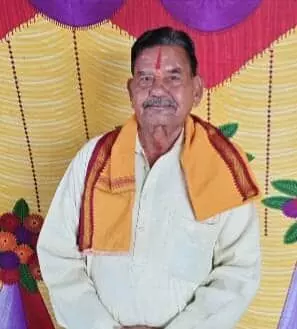 तस्वीर में ज्योतिषाचार्य बाबूलाल शास्त्री क्रीम रंग की शर्ट और पीले रंग का पटका पहने खड़े हैं। तस्वीर में ज्योतिषाचार्य बाबूलाल शास्त्री क्रीम रंग की शर्ट और पीले रंग का पटका पहने खड़े हैं।