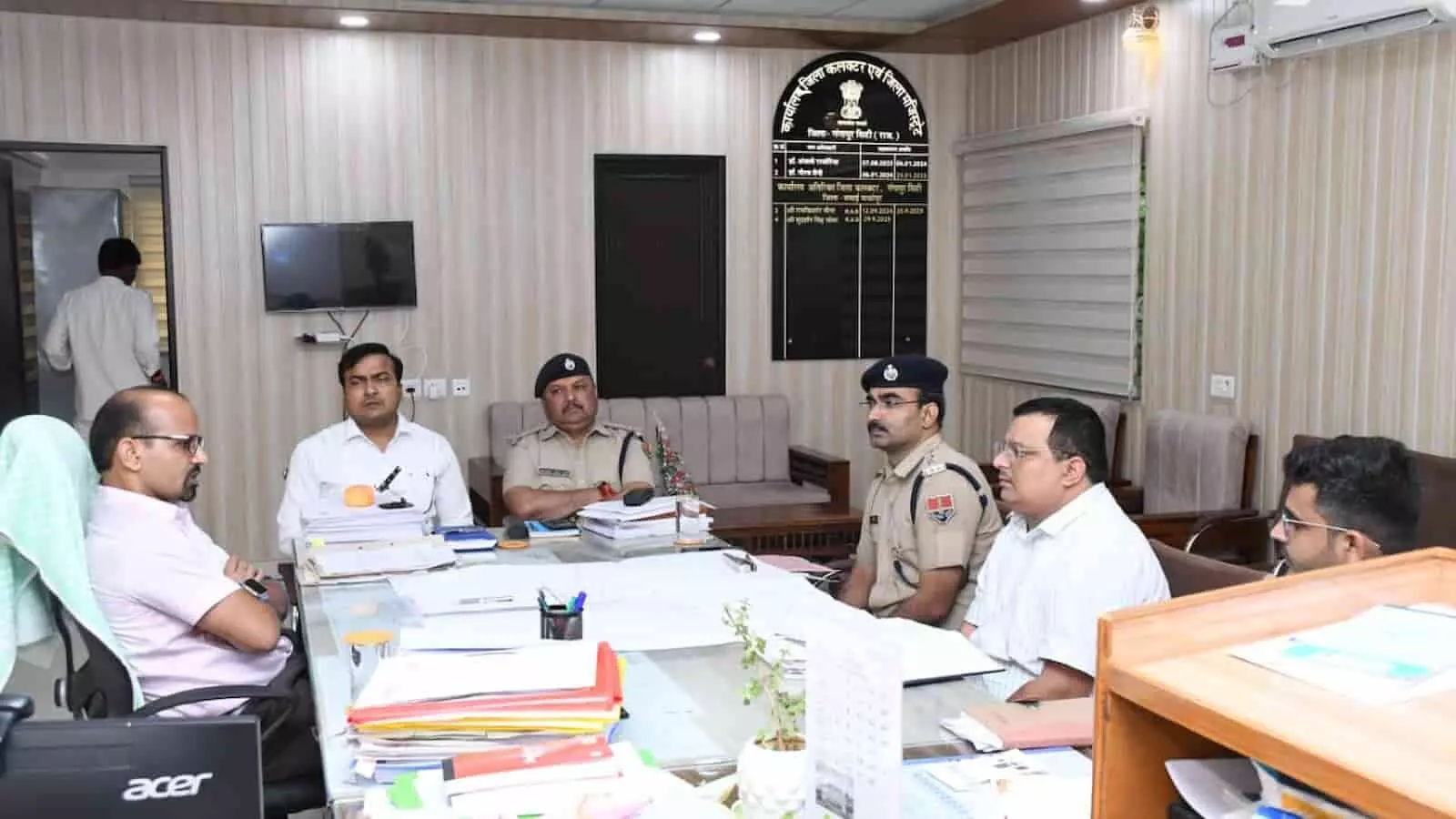 तस्वीर में अधिकारी गंगापुर सिटी के कलेक्ट्रेट कक्ष में एक बैठक में बैठे हैं। तस्वीर में अधिकारी गंगापुर सिटी के कलेक्ट्रेट कक्ष में एक बैठक में बैठे हैं।