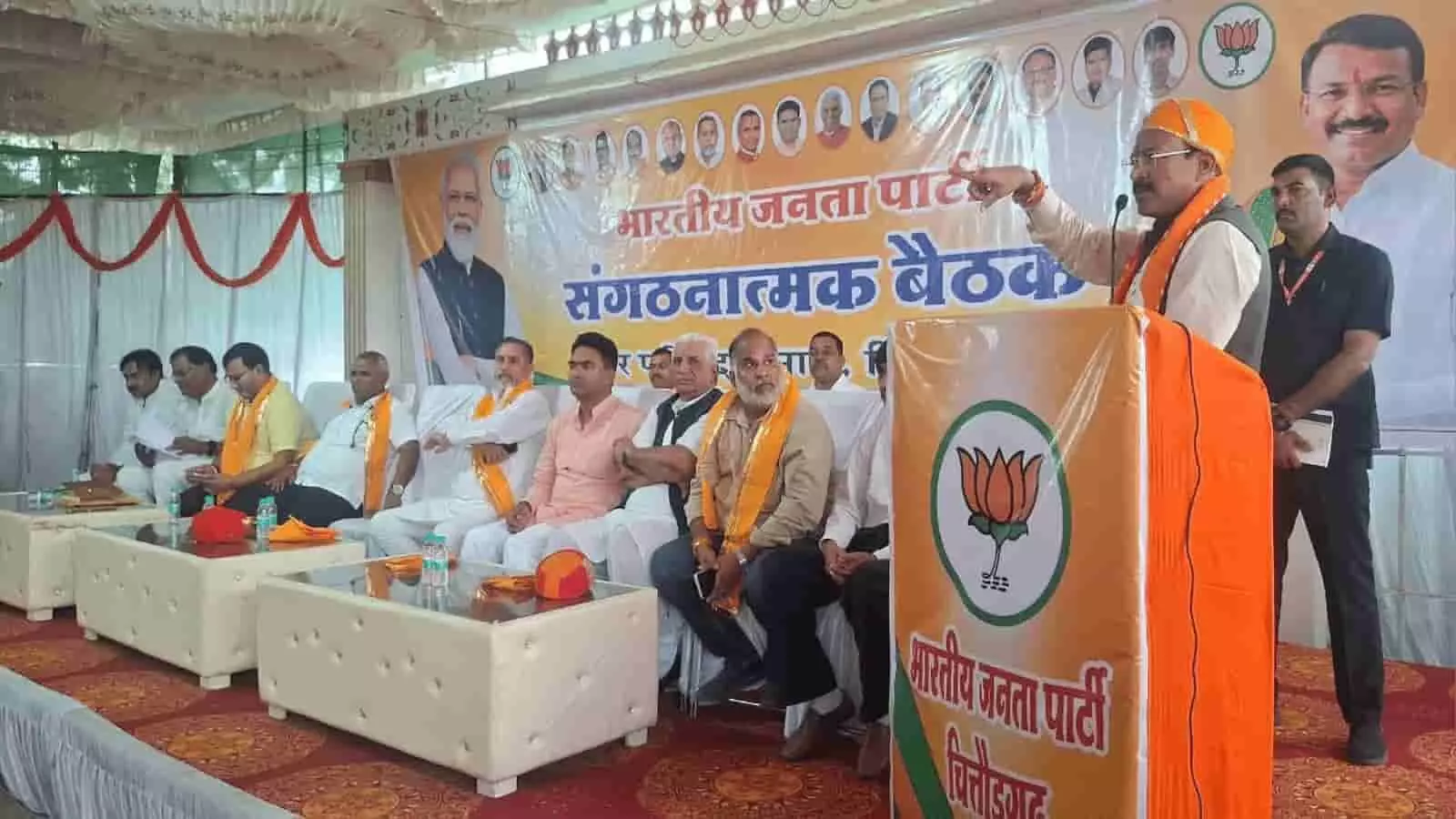 तस्वीर में चित्तौड़गढ़ में आयोजित भाजपा की संगठनात्मक बैठक के दौरान मंच से भाषण देते हुए नेता दिख रहे हैं। तस्वीर में चित्तौड़गढ़ में आयोजित भाजपा की संगठनात्मक बैठक के दौरान मंच से भाषण देते हुए नेता दिख रहे हैं।