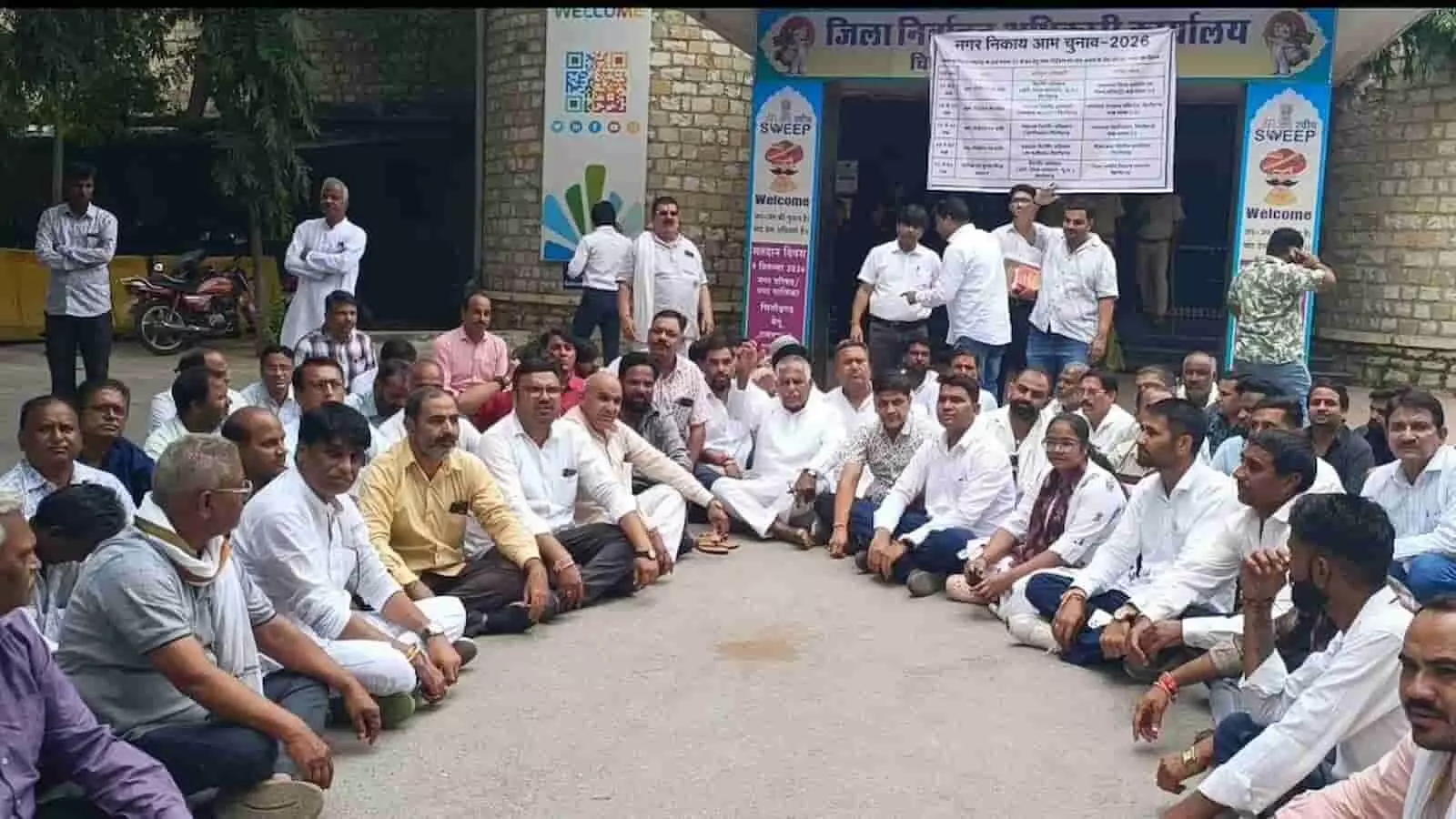तस्वीर में सुरेंद्रसिंह जाड़ावत और कांग्रेस कार्यकर्ता कलेक्ट्रेट परिसर के बाहर जमीन पर बैठे हैं। तस्वीर में सुरेंद्रसिंह जाड़ावत और कांग्रेस कार्यकर्ता कलेक्ट्रेट परिसर के बाहर जमीन पर बैठे हैं।