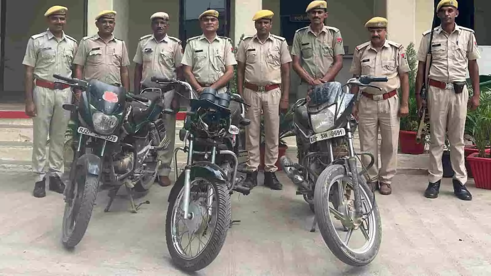 तस्वीर में राजस्थान पुलिस के जवान थाने के परिसर में तीन मोटरसाइकिलों के साथ खड़े नजर आ रहे हैं। तस्वीर में राजस्थान पुलिस के जवान थाने के परिसर में तीन मोटरसाइकिलों के साथ खड़े नजर आ रहे हैं।