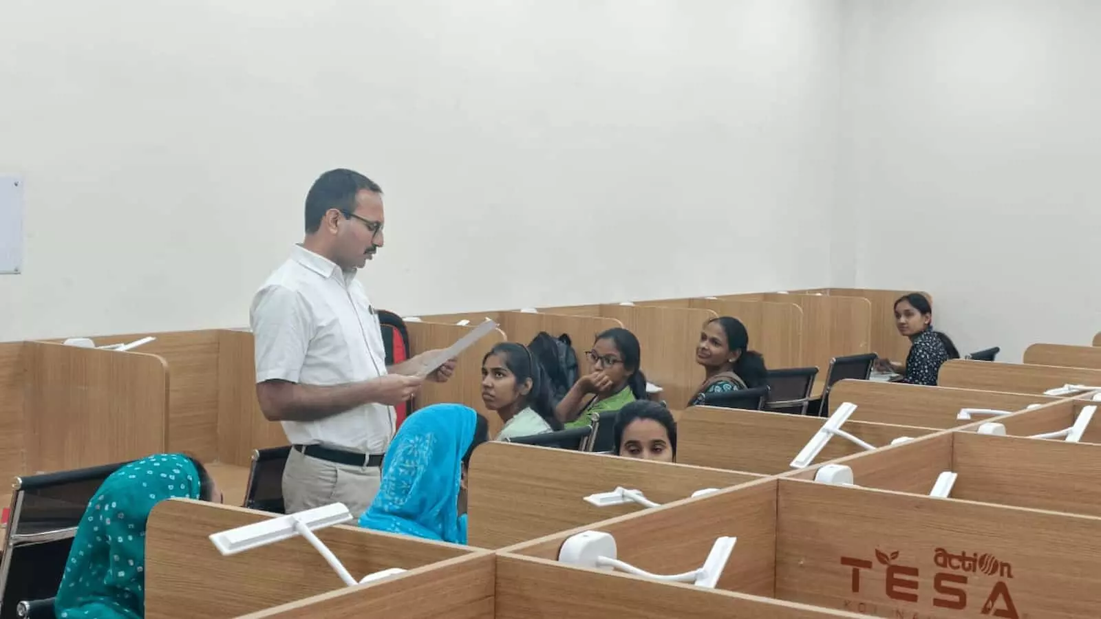 तस्वीर में एक अधिकारी पुस्तकालय के कक्ष में बैठे विद्यार्थियों को संबोधित कर रहे हैं। तस्वीर में एक अधिकारी पुस्तकालय के कक्ष में बैठे विद्यार्थियों को संबोधित कर रहे हैं।