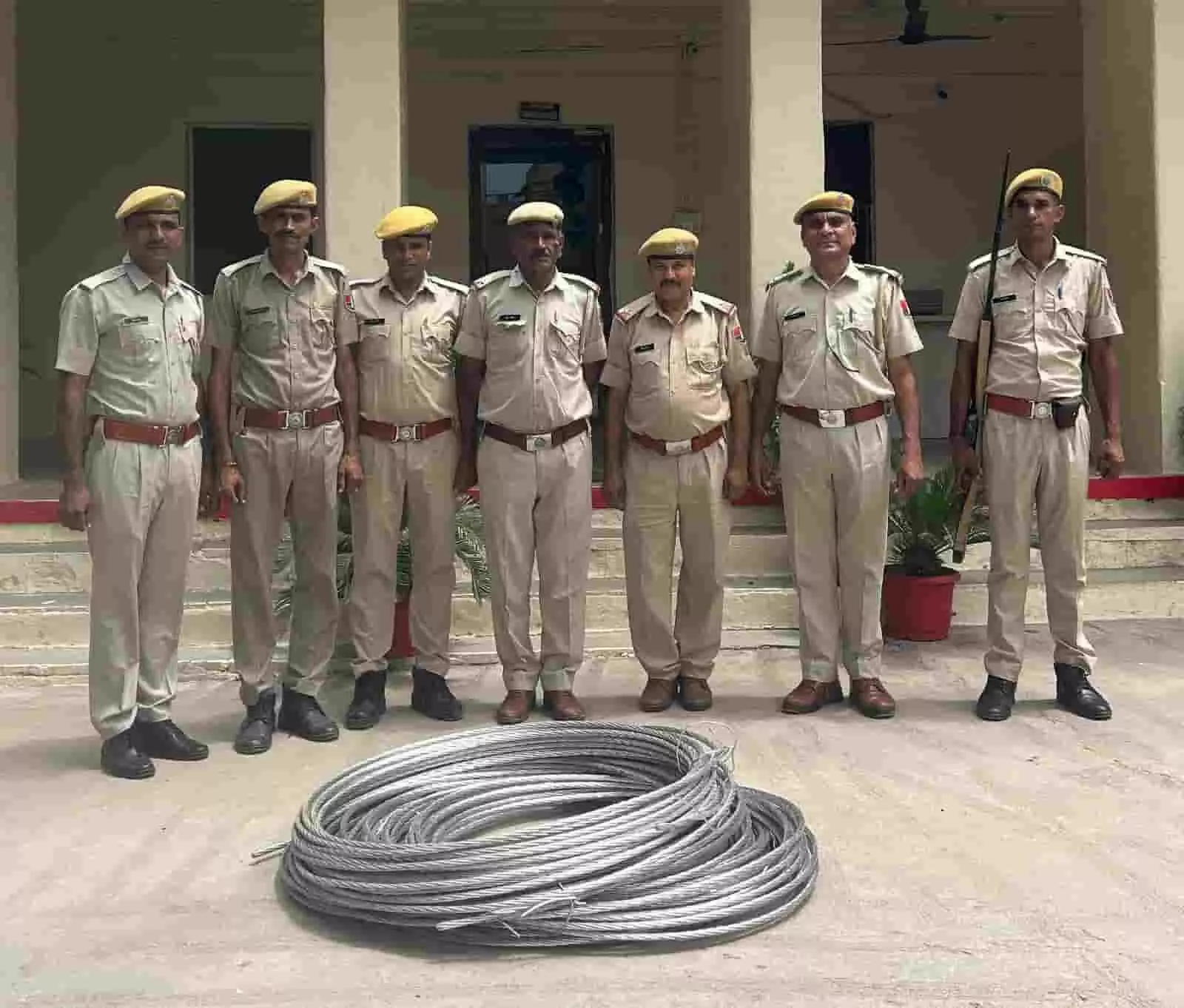 बड़ी सादड़ी पुलिस थाने के बाहर सात पुलिसकर्मी बरामद किए गए बिजली के तारों के साथ खड़े हैं। बड़ी सादड़ी पुलिस थाने के बाहर सात पुलिसकर्मी बरामद किए गए बिजली के तारों के साथ खड़े हैं।