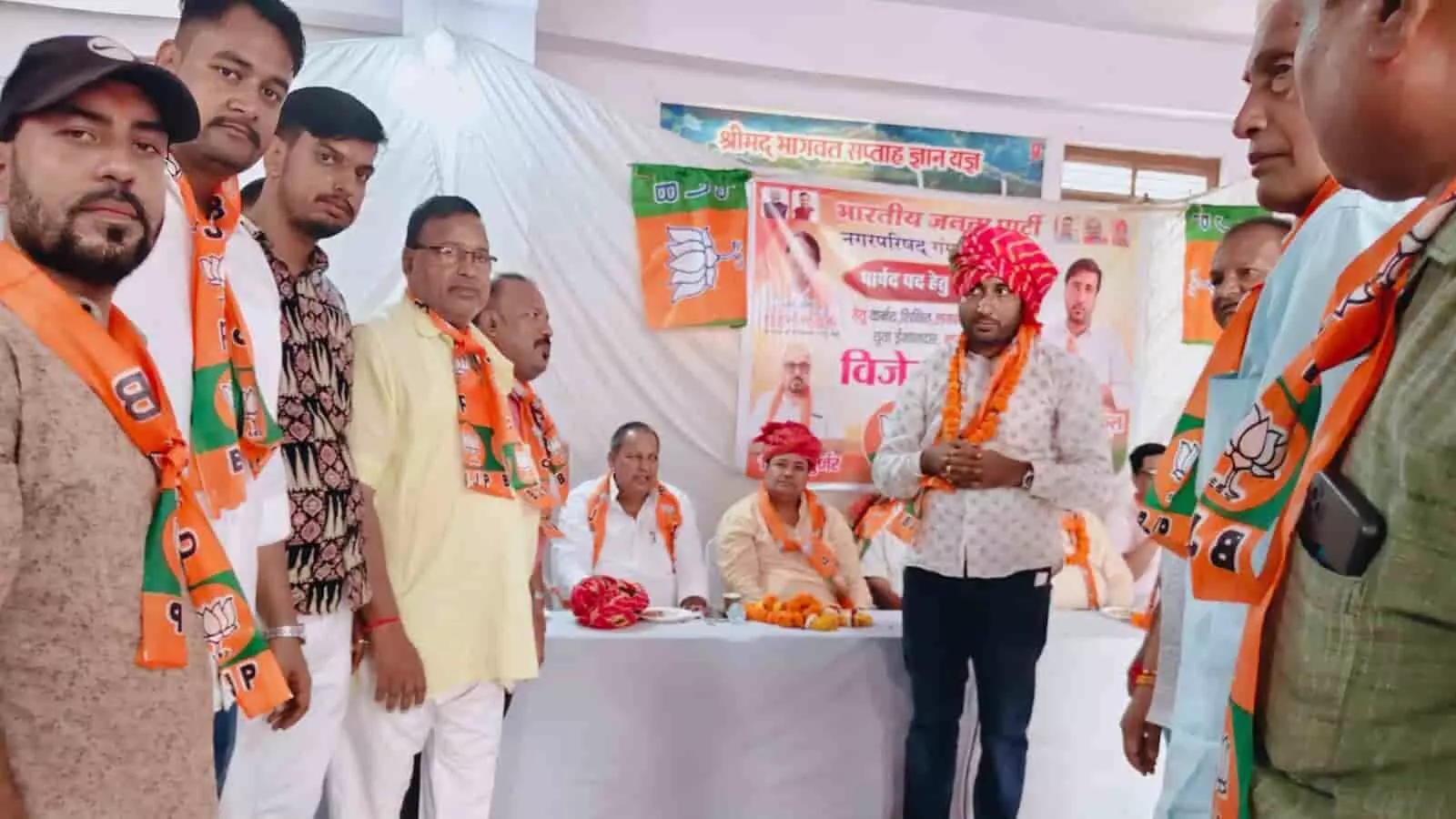 तस्वीर में भाजपा कार्यकर्ता गंगापुर सिटी में चुनाव कार्यालय उद्घाटन के दौरान चर्चा करते दिख रहे हैं। तस्वीर में भाजपा कार्यकर्ता गंगापुर सिटी में चुनाव कार्यालय उद्घाटन के दौरान चर्चा करते दिख रहे हैं।