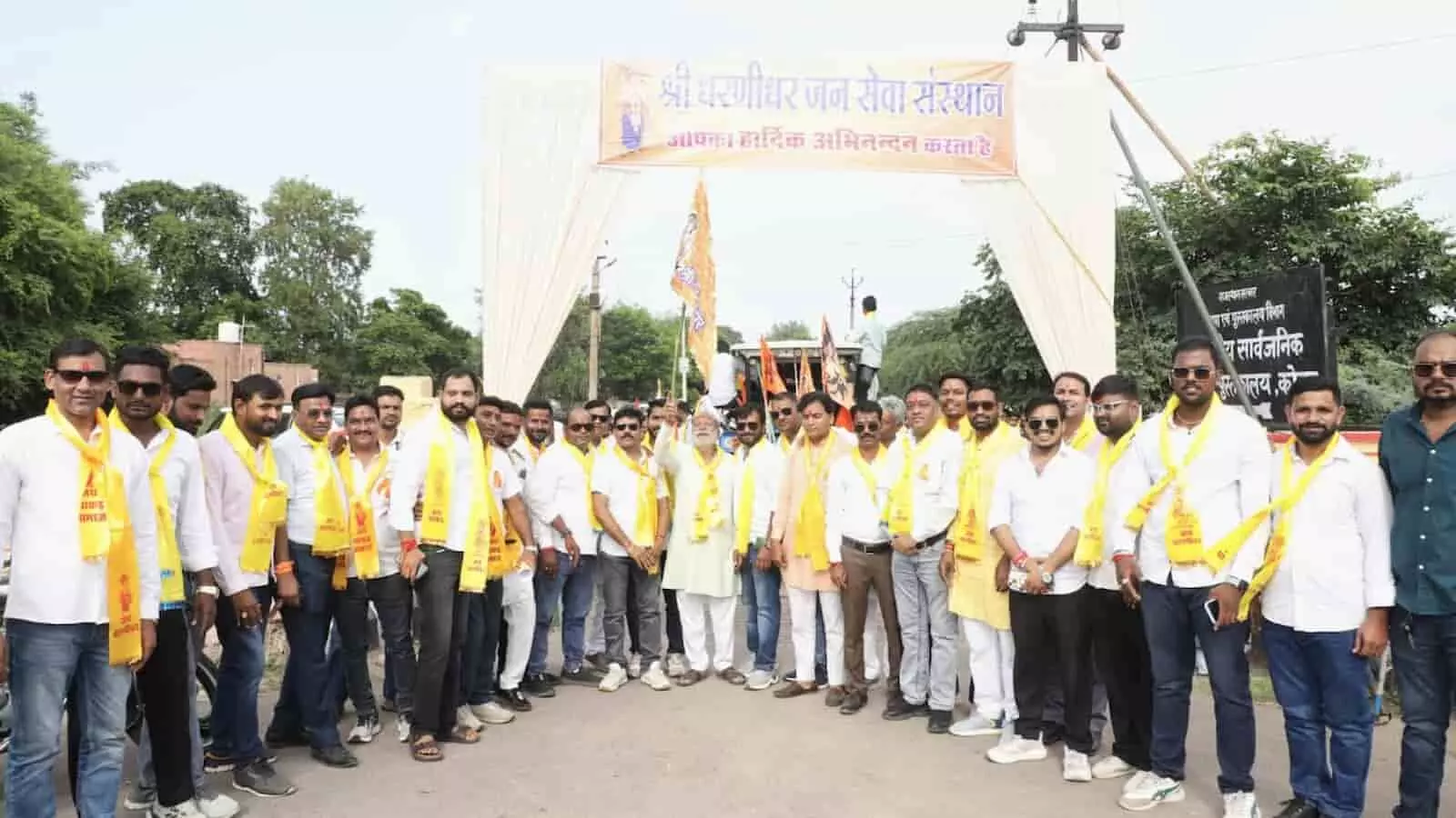 तस्वीर में श्री धरणीधर जन सेवा संस्थान के गेट के सामने सफेद कपड़ों और पीले साफे में लोग खड़े हैं। तस्वीर में श्री धरणीधर जन सेवा संस्थान के गेट के सामने सफेद कपड़ों और पीले साफे में लोग खड़े हैं।