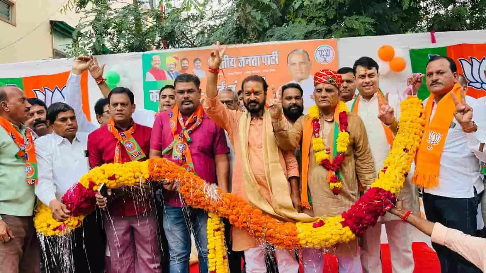 तस्वीर में कोटा में भाजपा नेताओं और कार्यकर्ताओं के साथ विधायक संदीप शर्मा कार्यालय उद्घाटन के दौरान खड़े हैं। तस्वीर में कोटा में भाजपा नेताओं और कार्यकर्ताओं के साथ विधायक संदीप शर्मा कार्यालय उद्घाटन के दौरान खड़े हैं।
