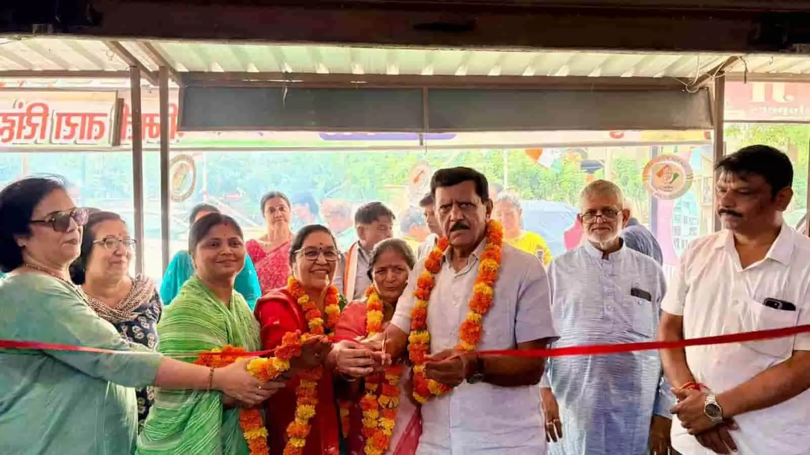 तस्वीर में रविन्द्र त्यागी और अन्य कांग्रेस नेता कोटा में चुनाव कार्यालय का फीता काट रहे हैं। तस्वीर में रविन्द्र त्यागी और अन्य कांग्रेस नेता कोटा में चुनाव कार्यालय का फीता काट रहे हैं।