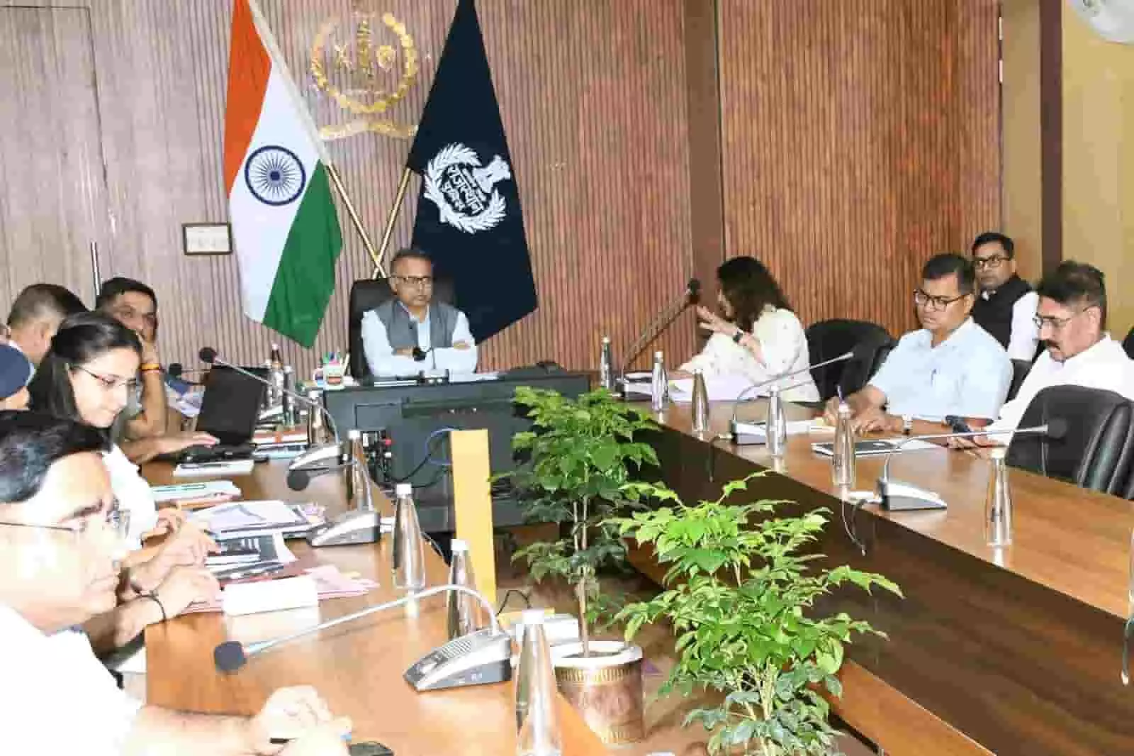 तस्वीर में दिख रही एक आधिकारिक बैठक के दौरान मेज के चारों ओर बैठे वरिष्ठ पुलिस और प्रशासनिक अधिकारी। तस्वीर में दिख रही एक आधिकारिक बैठक के दौरान मेज के चारों ओर बैठे वरिष्ठ पुलिस और प्रशासनिक अधिकारी।