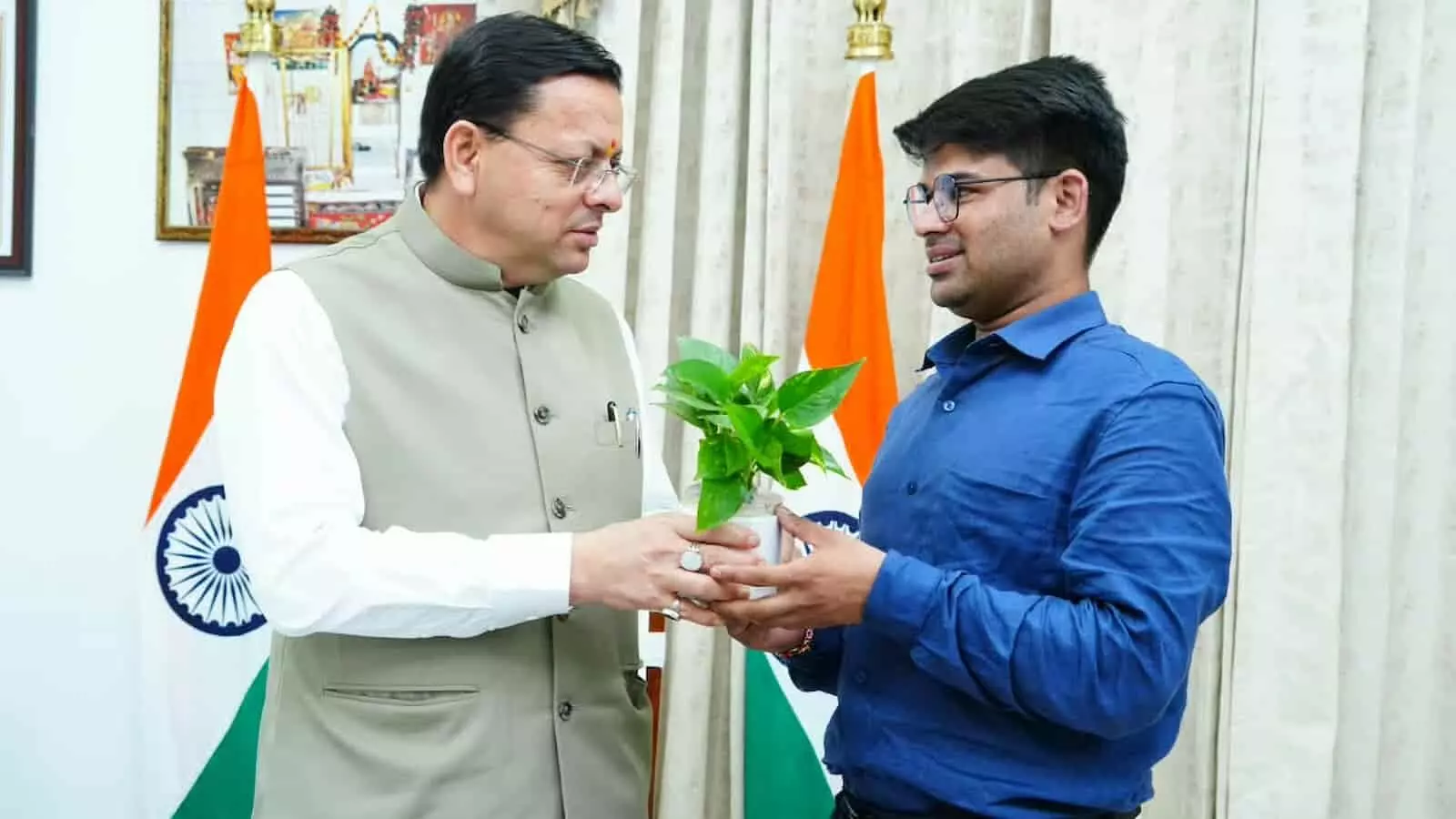 तस्वीर में मुख्यमंत्री पुष्कर सिंह धामी और युवा उद्यमी रवि टमटा कार्यालय में एक पौधा पकड़े हुए खड़े हैं। तस्वीर में मुख्यमंत्री पुष्कर सिंह धामी और युवा उद्यमी रवि टमटा कार्यालय में एक पौधा पकड़े हुए खड़े हैं।