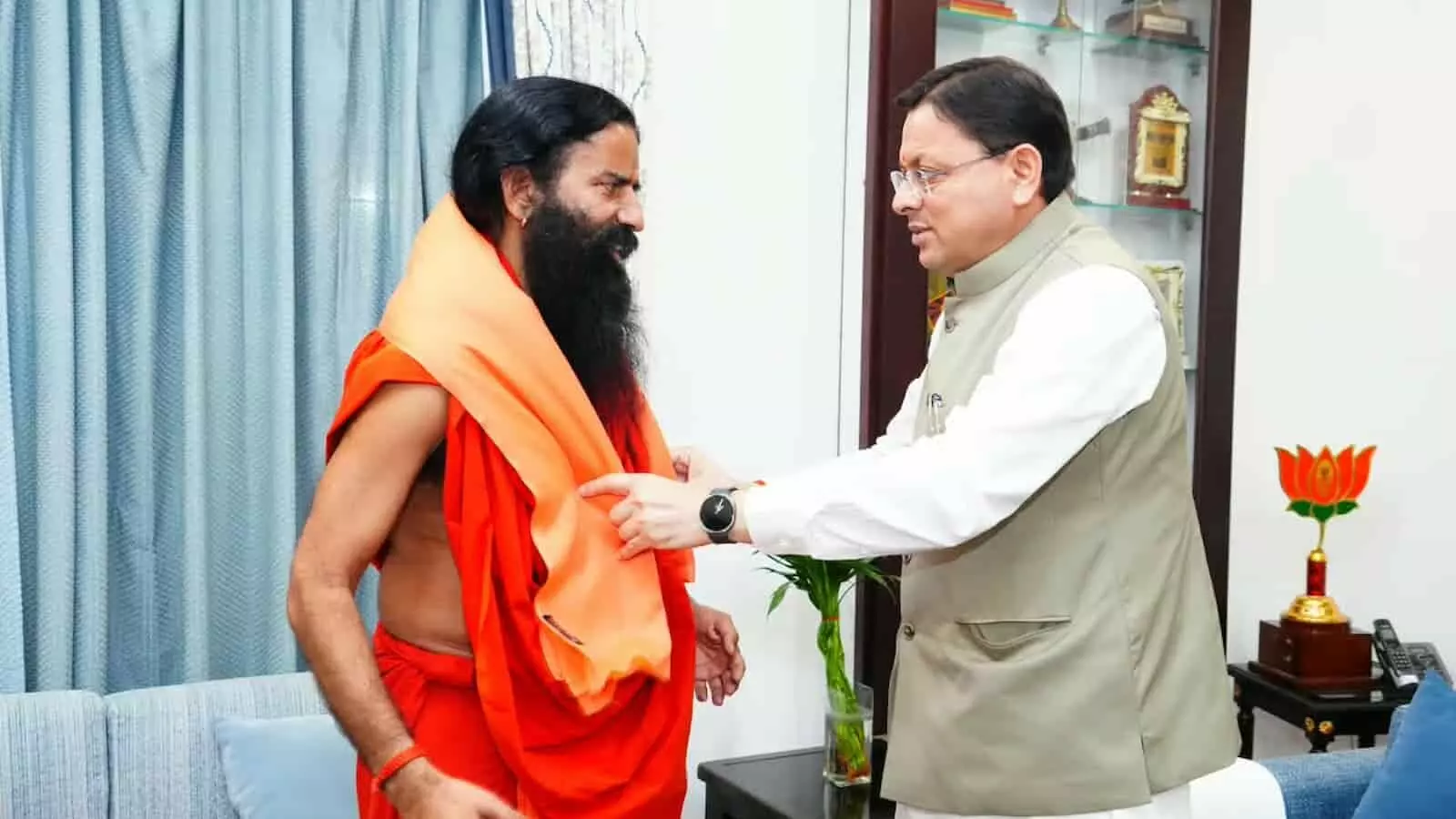 तस्वीर में बाएं से योगगुरु बाबा रामदेव और मुख्यमंत्री पुष्कर सिंह धामी एक कमरे में बातचीत कर रहे हैं। तस्वीर में बाएं से योगगुरु बाबा रामदेव और मुख्यमंत्री पुष्कर सिंह धामी एक कमरे में बातचीत कर रहे हैं।