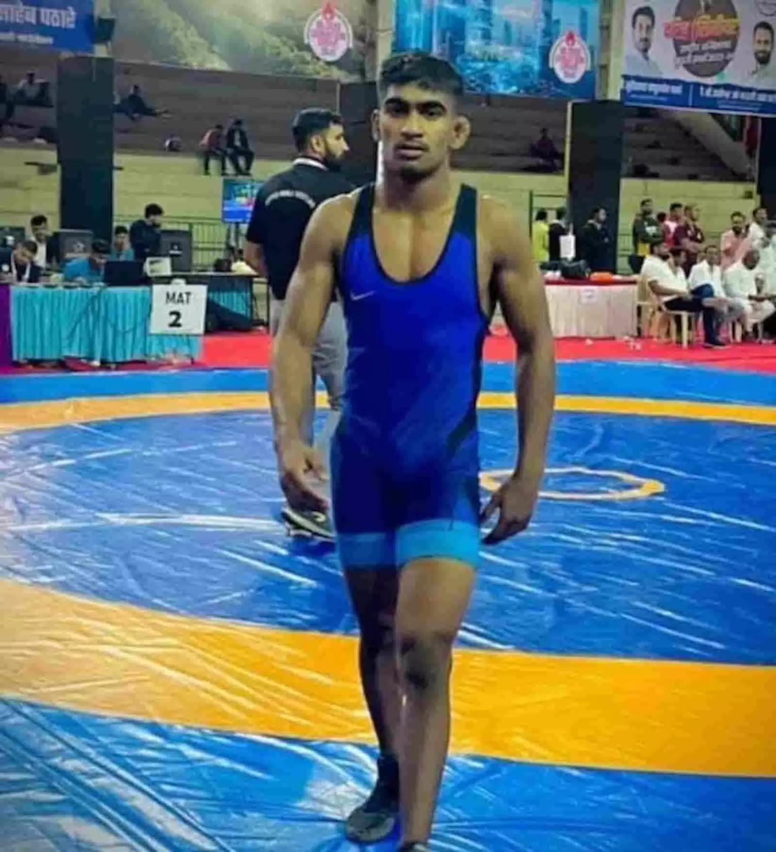 तस्वीर में दिख रही मैट पर नीले कॉस्ट्यूम में खड़े पहलवान वैभव पाटील। तस्वीर में दिख रही मैट पर नीले कॉस्ट्यूम में खड़े पहलवान वैभव पाटील।