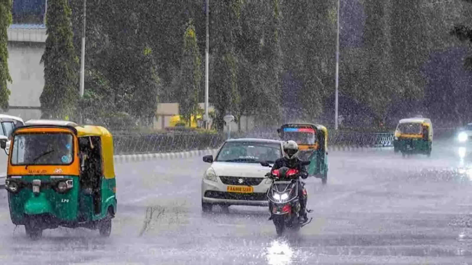 बारिश के दौरान वाहन चलाते लोग और ऑटो-कार दक्षिण भारत में मौसम अपडेट के संदर्भ में। बारिश के दौरान वाहन चलाते लोग और ऑटो-कार दक्षिण भारत में मौसम अपडेट के संदर्भ में।