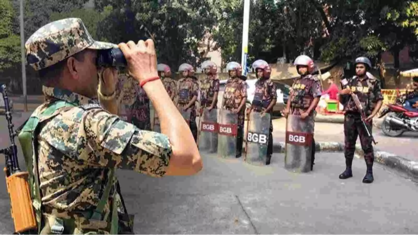 बॉर्डर पर गश्त करते हुए बीजीबी के जवान पंचगढ़ के मगुरमारी इलाके में अवैध घुसपैठ की निगरानी कर रहे हैं। बॉर्डर पर गश्त करते हुए बीजीबी के जवान पंचगढ़ के मगुरमारी इलाके में अवैध घुसपैठ की निगरानी कर रहे हैं।