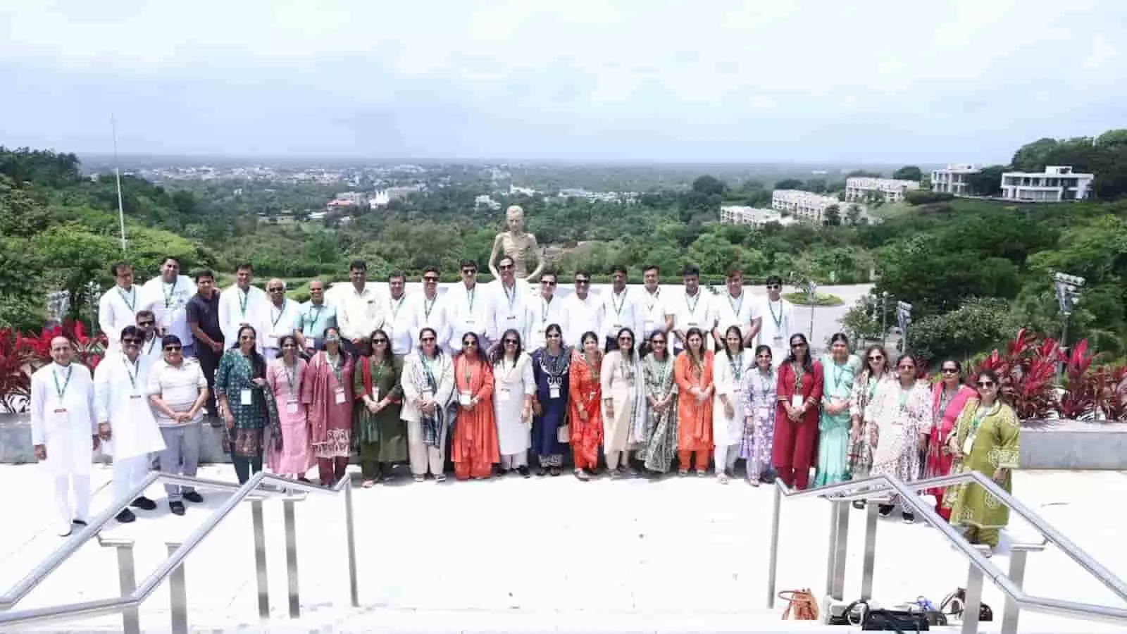 तस्वीर में अणुव्रत समिति के सदस्य एक परिसर के खुले स्थान में एक साथ खड़े दिख रहे हैं। तस्वीर में अणुव्रत समिति के सदस्य एक परिसर के खुले स्थान में एक साथ खड़े दिख रहे हैं।