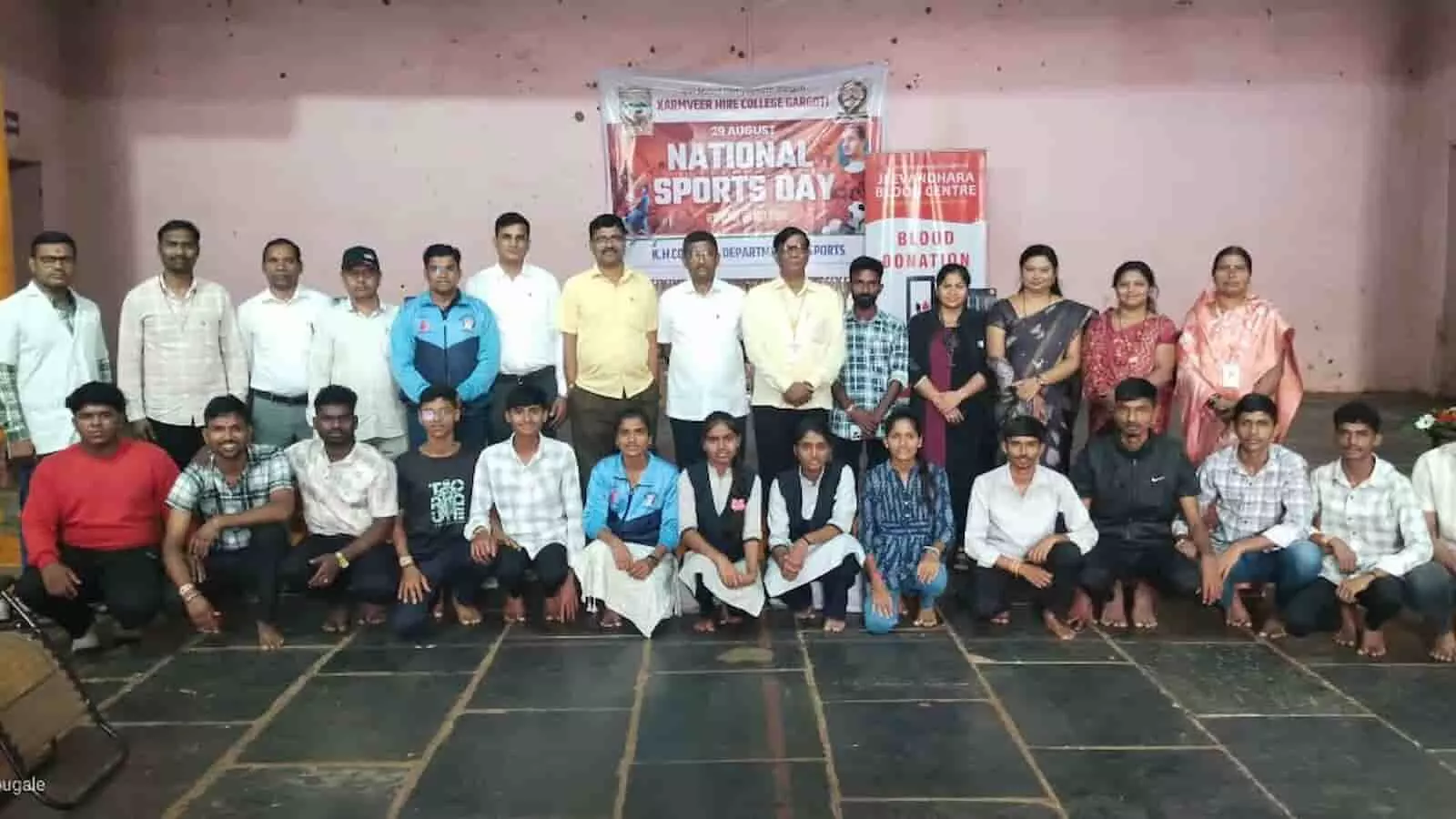 तस्वीर में कर्मवीर हिरे महाविद्यालय गारगोटी के शिक्षक और छात्र राष्ट्रीय खेल दिवस पर एक साथ खड़े हैं। तस्वीर में कर्मवीर हिरे महाविद्यालय गारगोटी के शिक्षक और छात्र राष्ट्रीय खेल दिवस पर एक साथ खड़े हैं।