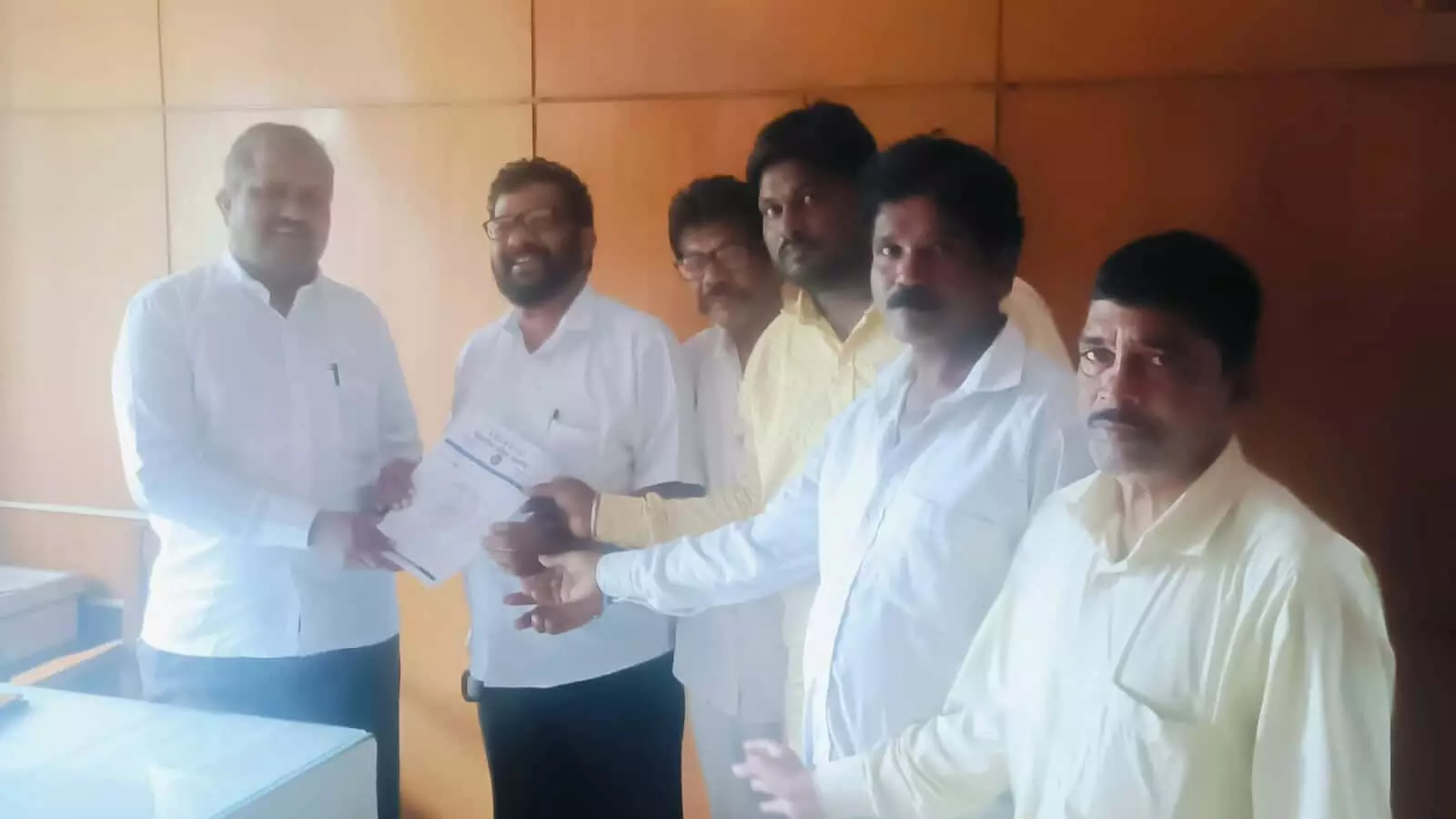 तस्वीर में बाएं से दाएं भारतीय दलित महासंघ के पदाधिकारी कार्यालय में ज्ञापन सौंपते हुए नजर आ रहे हैं। तस्वीर में बाएं से दाएं भारतीय दलित महासंघ के पदाधिकारी कार्यालय में ज्ञापन सौंपते हुए नजर आ रहे हैं।