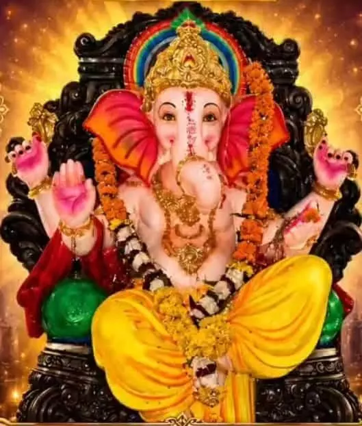 तस्वीर में सिंहासन पर विराजमान भगवान श्री गणेश की भव्य और सुंदर प्रतिमा दिखाई दे रही है। तस्वीर में सिंहासन पर विराजमान भगवान श्री गणेश की भव्य और सुंदर प्रतिमा दिखाई दे रही है।