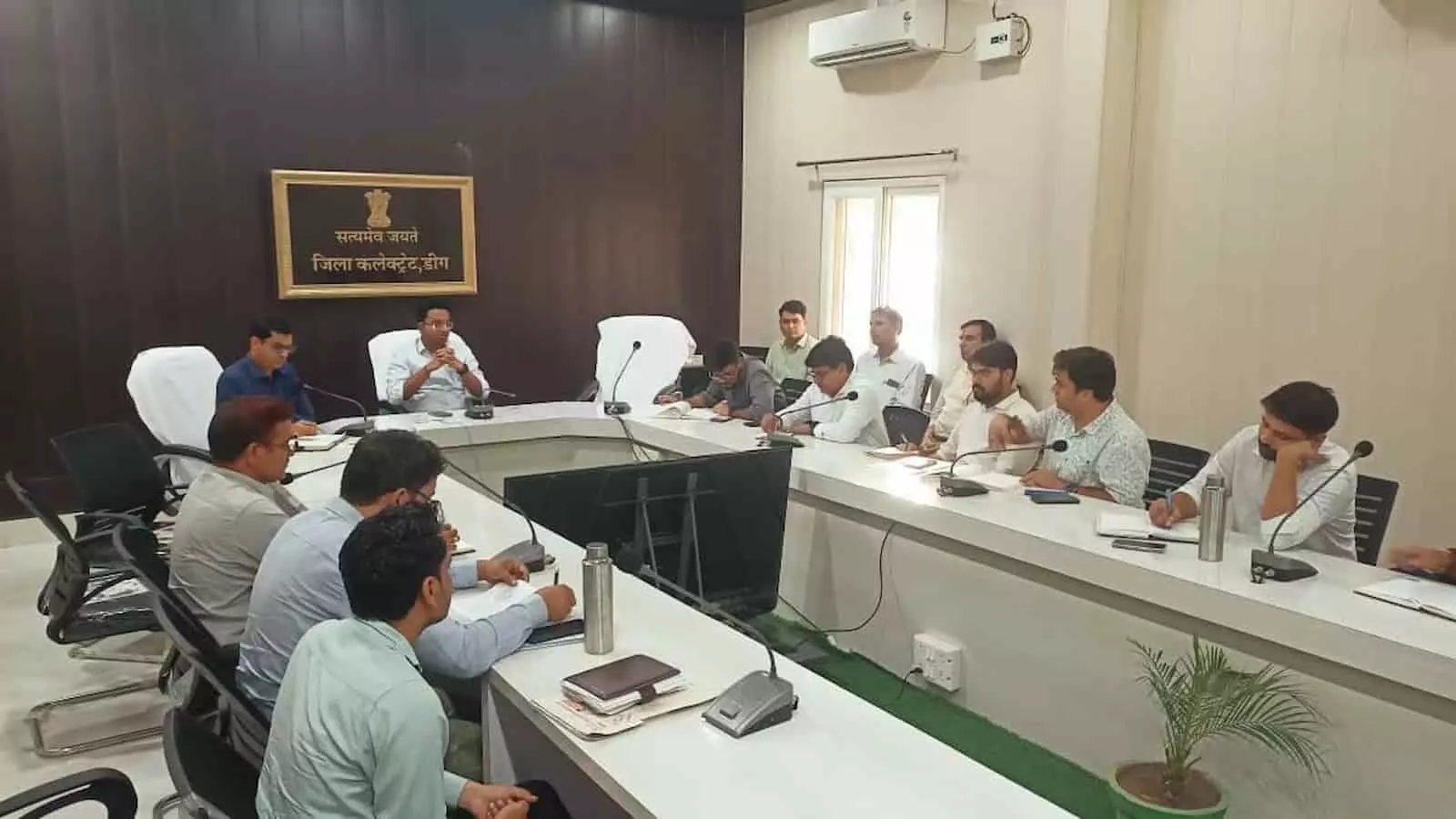 तस्वीर में दिख रही मेज के केंद्र में बैठे जिला कलक्टर अधिकारियों के साथ समीक्षा बैठक कर रहे हैं। तस्वीर में दिख रही मेज के केंद्र में बैठे जिला कलक्टर अधिकारियों के साथ समीक्षा बैठक कर रहे हैं।