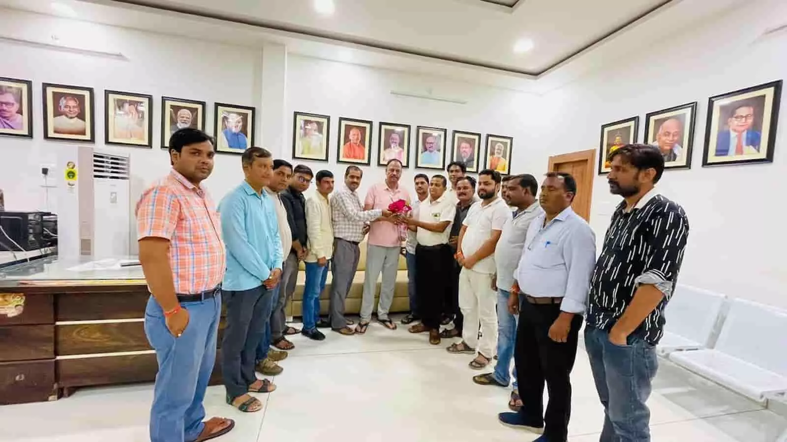 तस्वीर में शिक्षक एटा के अलीगंज में विधायक को ज्ञापन सौंपते हुए नजर आ रहे हैं। तस्वीर में शिक्षक एटा के अलीगंज में विधायक को ज्ञापन सौंपते हुए नजर आ रहे हैं।