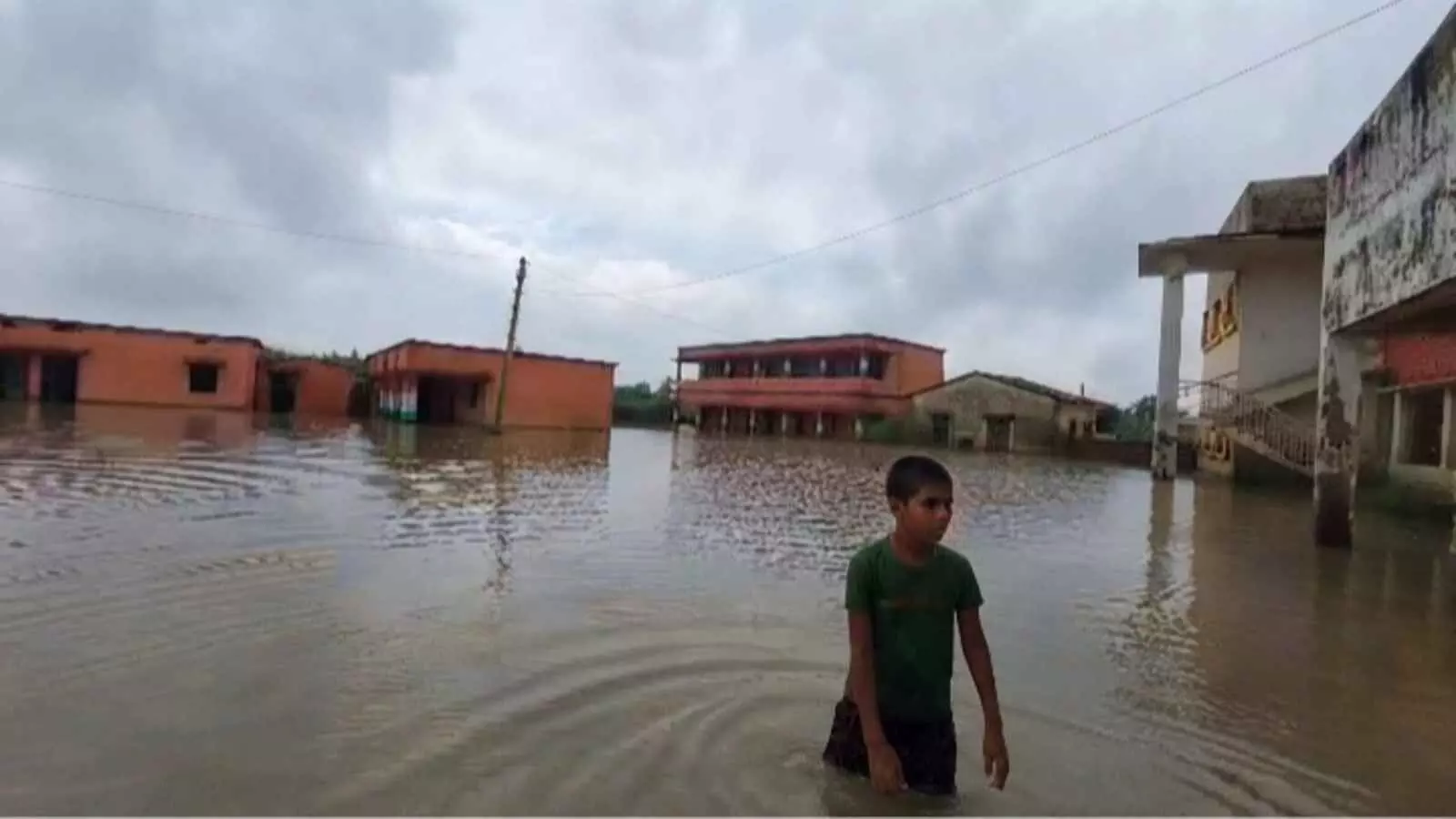 पानी भरा हुआ इलाका और एक बच्चा बाढ़ के संदर्भ में बिहार में दिखाई दे रहा है। पानी भरा हुआ इलाका और एक बच्चा बाढ़ के संदर्भ में बिहार में दिखाई दे रहा है।