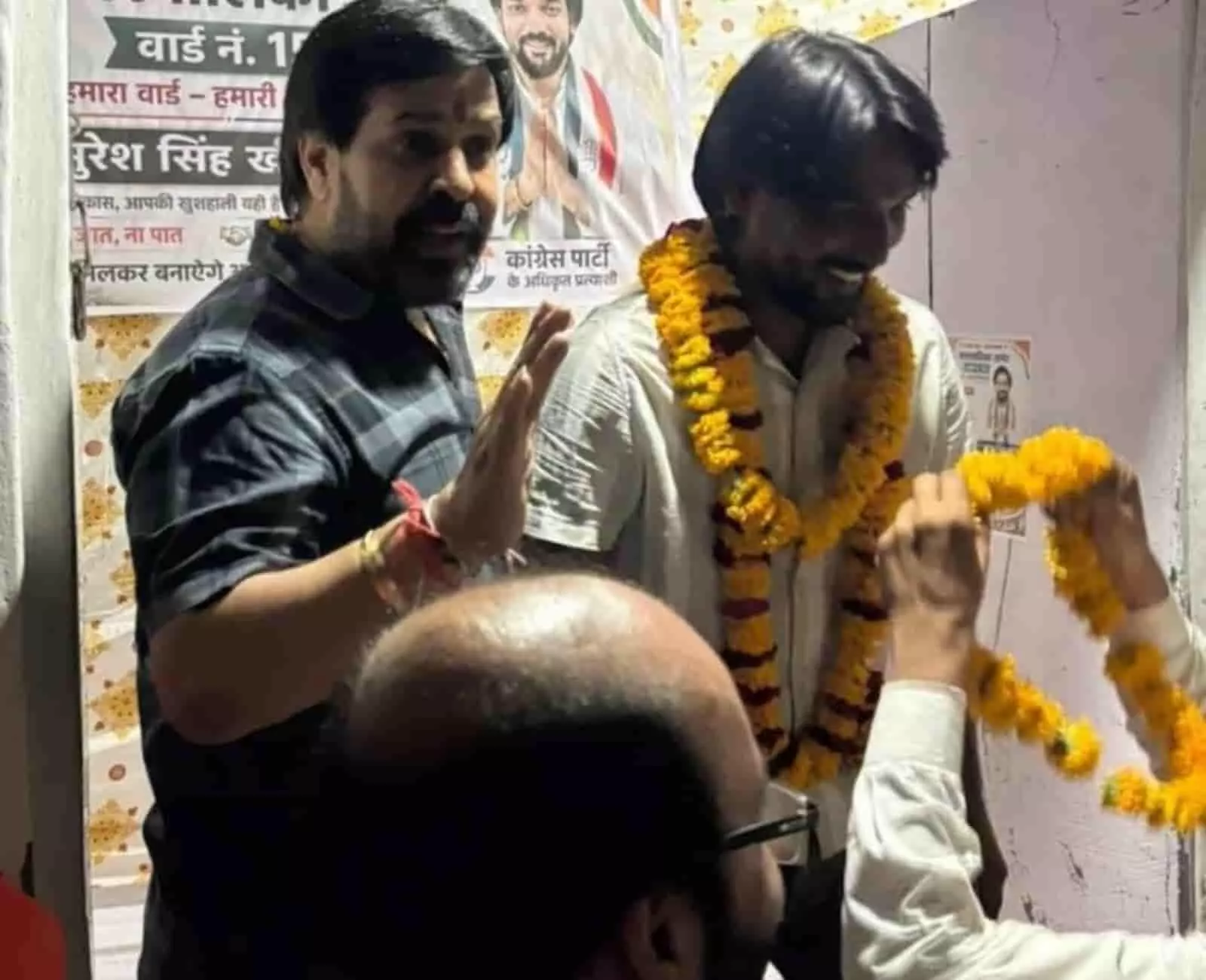 तस्वीर में दिख रहे कैलाश मेवाड़ा हाथ उठाकर आमेट में कार्यकर्ताओं को संबोधित कर रहे हैं। तस्वीर में दिख रहे कैलाश मेवाड़ा हाथ उठाकर आमेट में कार्यकर्ताओं को संबोधित कर रहे हैं।