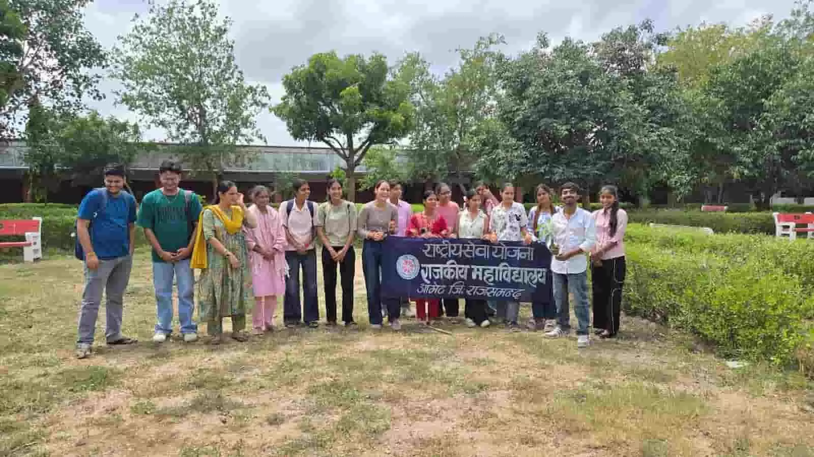 तस्वीर में दिख रही महाविद्यालय परिसर की हरियाली के बीच विद्यार्थी पौधा और बैनर थामे हुए हैं। तस्वीर में दिख रही महाविद्यालय परिसर की हरियाली के बीच विद्यार्थी पौधा और बैनर थामे हुए हैं।