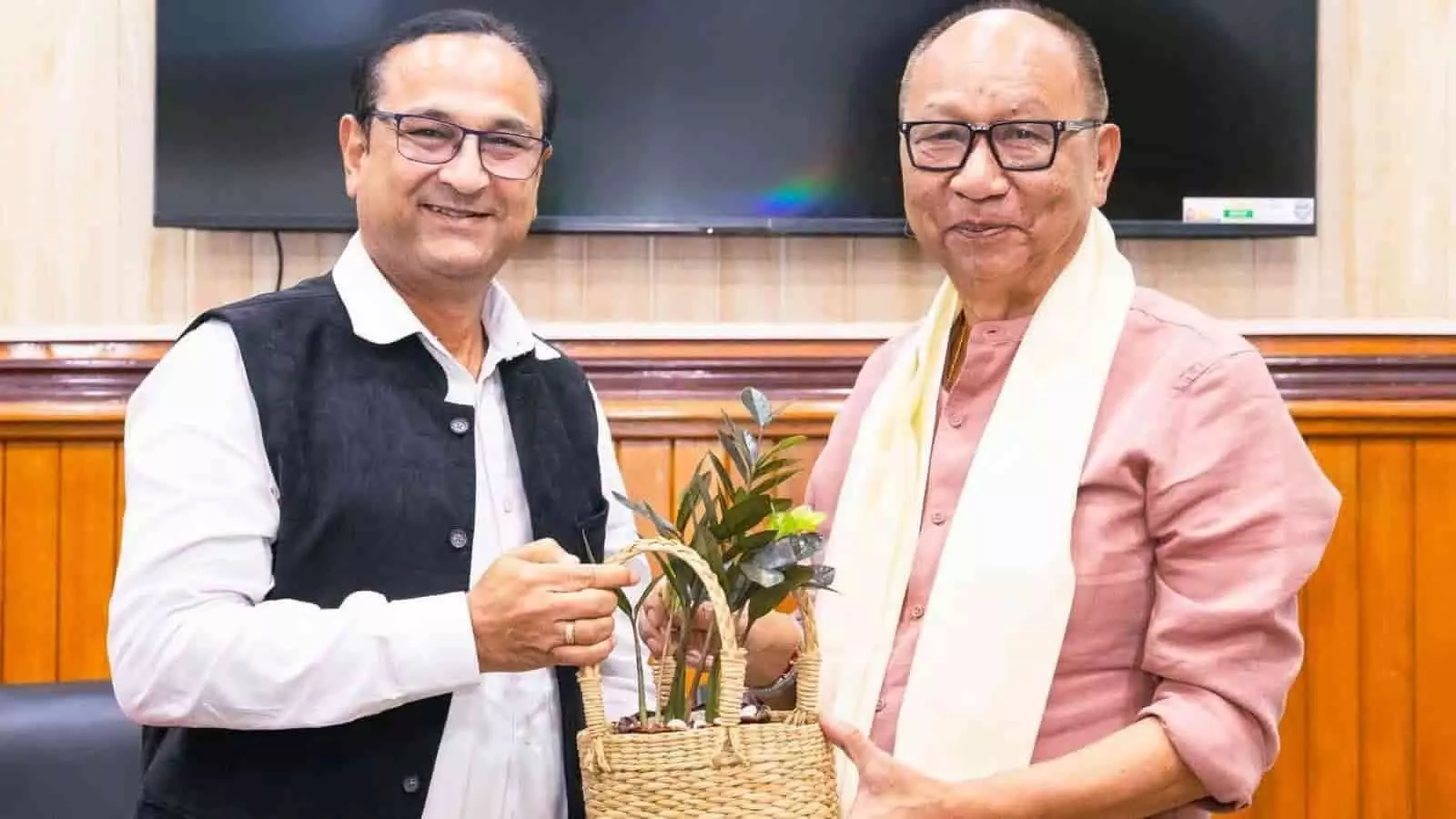 तस्वीर में पूर्वोत्तर सीमांत रेलवे के महाप्रबंधक और राज्यपाल पौधे की टोकरी थामे हुए दिख रहे हैं। तस्वीर में पूर्वोत्तर सीमांत रेलवे के महाप्रबंधक और राज्यपाल पौधे की टोकरी थामे हुए दिख रहे हैं।