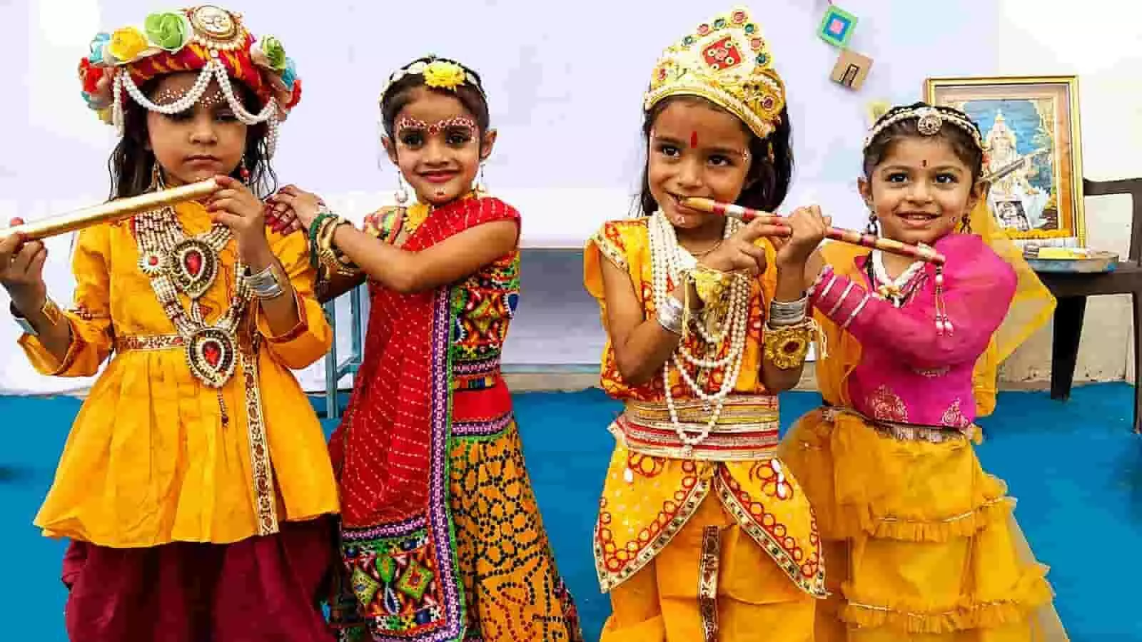 तस्वीर में दिख रही चार बच्चियां राधा-कृष्ण के परिधान पहनकर बांसुरी बजाते हुए प्रस्तुति दे रही हैं। तस्वीर में दिख रही चार बच्चियां राधा-कृष्ण के परिधान पहनकर बांसुरी बजाते हुए प्रस्तुति दे रही हैं।