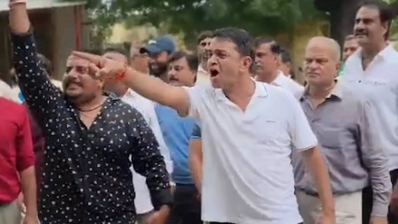 नाथद्वारा में भीड़ के बीच सफेद शर्ट पहने व्यक्ति का विरोध करते हुए चिल्लाना। नाथद्वारा में भीड़ के बीच सफेद शर्ट पहने व्यक्ति का विरोध करते हुए चिल्लाना।