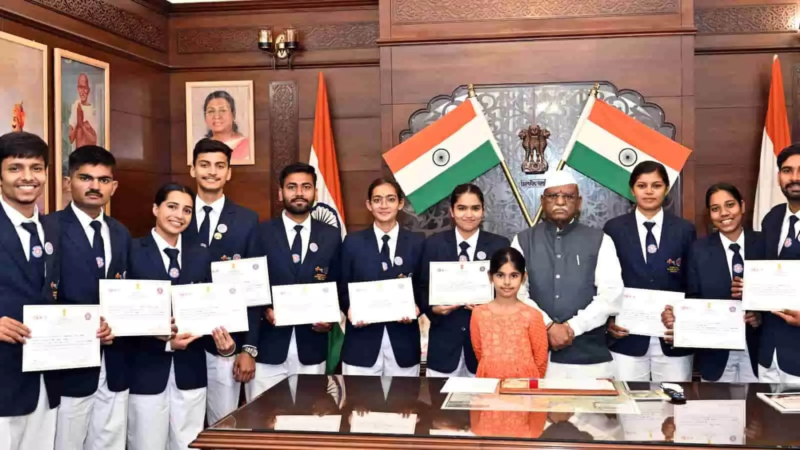 तस्वीर में बाएं से दाएं नीले ब्लेजर में छात्र-छात्राएं प्रमाण पत्र लिए राज्यपाल हरिभाऊ बागडे संग खड़े हैं। तस्वीर में बाएं से दाएं नीले ब्लेजर में छात्र-छात्राएं प्रमाण पत्र लिए राज्यपाल हरिभाऊ बागडे संग खड़े हैं।