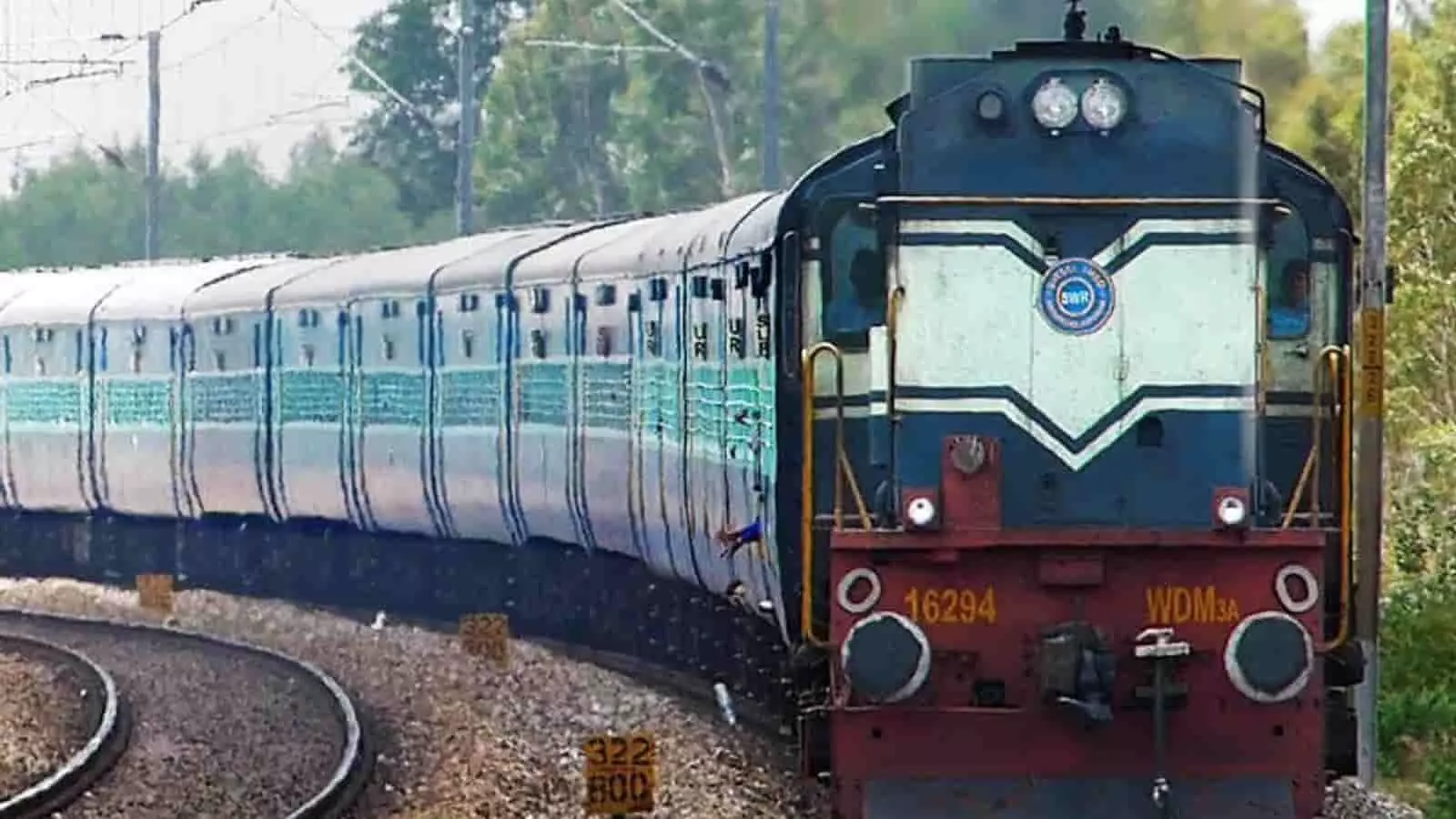तस्वीर में अजमेर-चंदेरिया रेलखण्ड पर पटरियों से गुजरती हुई एक ट्रेन दिखाई दे रही है। तस्वीर में अजमेर-चंदेरिया रेलखण्ड पर पटरियों से गुजरती हुई एक ट्रेन दिखाई दे रही है।
