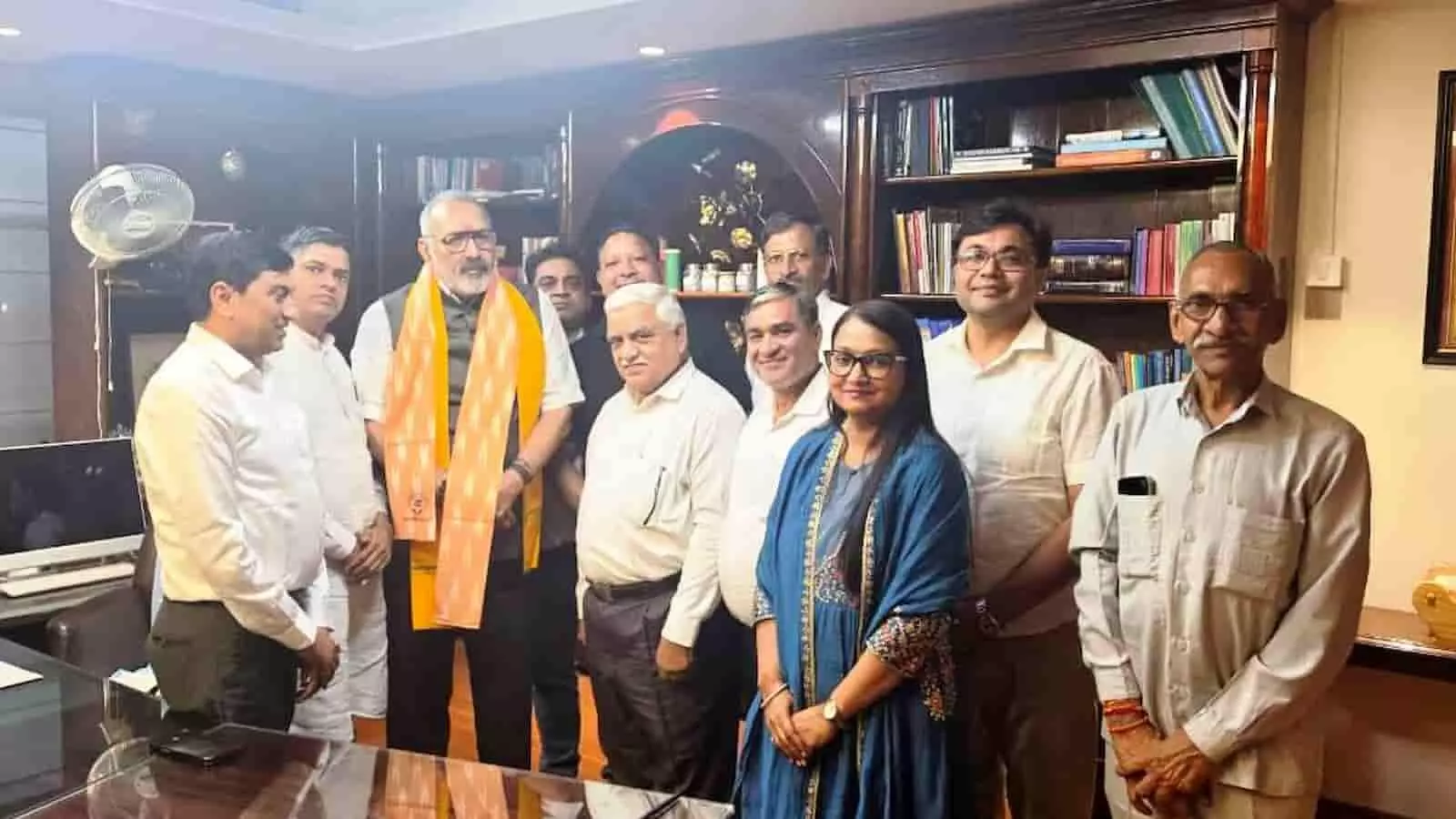 तस्वीर में केंद्रीय वस्त्र मंत्री गिरिराज सिंह और लघु उद्योग भारती का प्रतिनिधिमंडल कार्यालय में बैठक कर रहे हैं। तस्वीर में केंद्रीय वस्त्र मंत्री गिरिराज सिंह और लघु उद्योग भारती का प्रतिनिधिमंडल कार्यालय में बैठक कर रहे हैं।