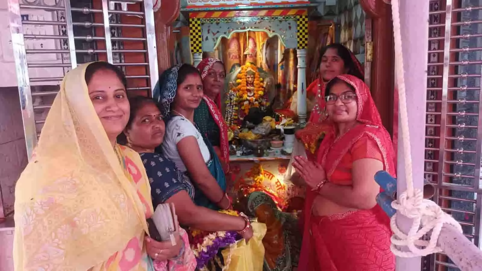 तस्वीर में पारंपरिक परिधान पहने महिलाएं शीतला माता मंदिर में देवी की प्रतिमा के समक्ष हाथ जोड़कर खड़ी हैं। तस्वीर में पारंपरिक परिधान पहने महिलाएं शीतला माता मंदिर में देवी की प्रतिमा के समक्ष हाथ जोड़कर खड़ी हैं।