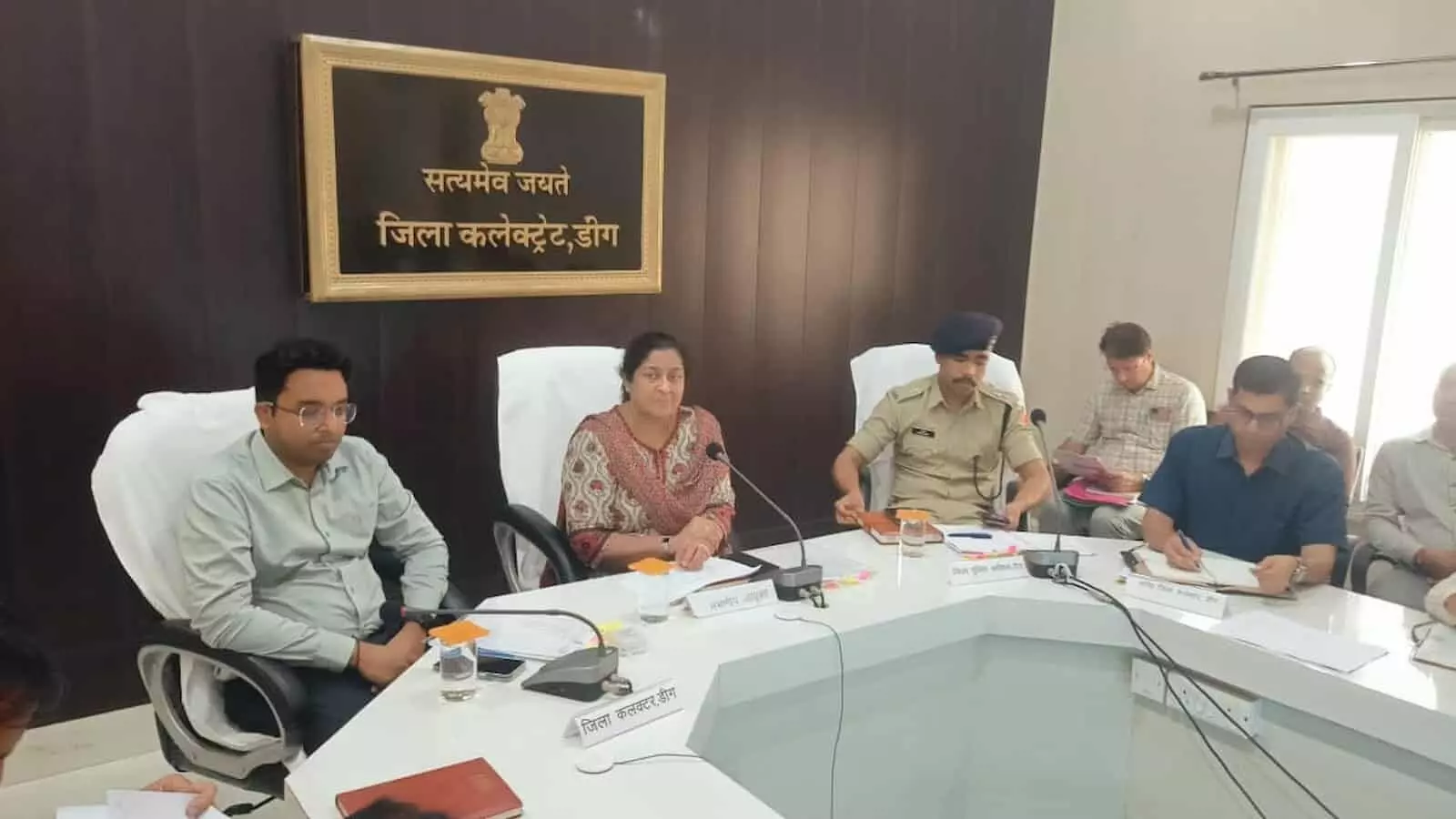 तस्वीर में बाएं से दाएं जिला निर्वाचन अधिकारी, संभागीय आयुक्त और पुलिस अधीक्षक बैठक टेबल पर उपस्थित हैं। तस्वीर में बाएं से दाएं जिला निर्वाचन अधिकारी, संभागीय आयुक्त और पुलिस अधीक्षक बैठक टेबल पर उपस्थित हैं।