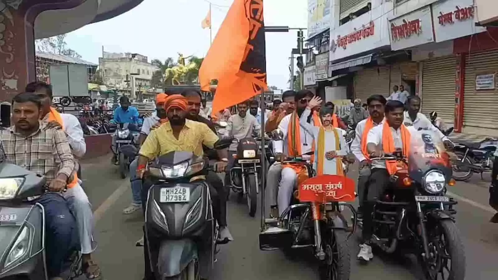 तस्वीर में दिख रही बंद दुकानों के सामने दोपहिया वाहनों पर सवार लोग भगवा झंडा लहराकर मार्च करते हुए। तस्वीर में दिख रही बंद दुकानों के सामने दोपहिया वाहनों पर सवार लोग भगवा झंडा लहराकर मार्च करते हुए।