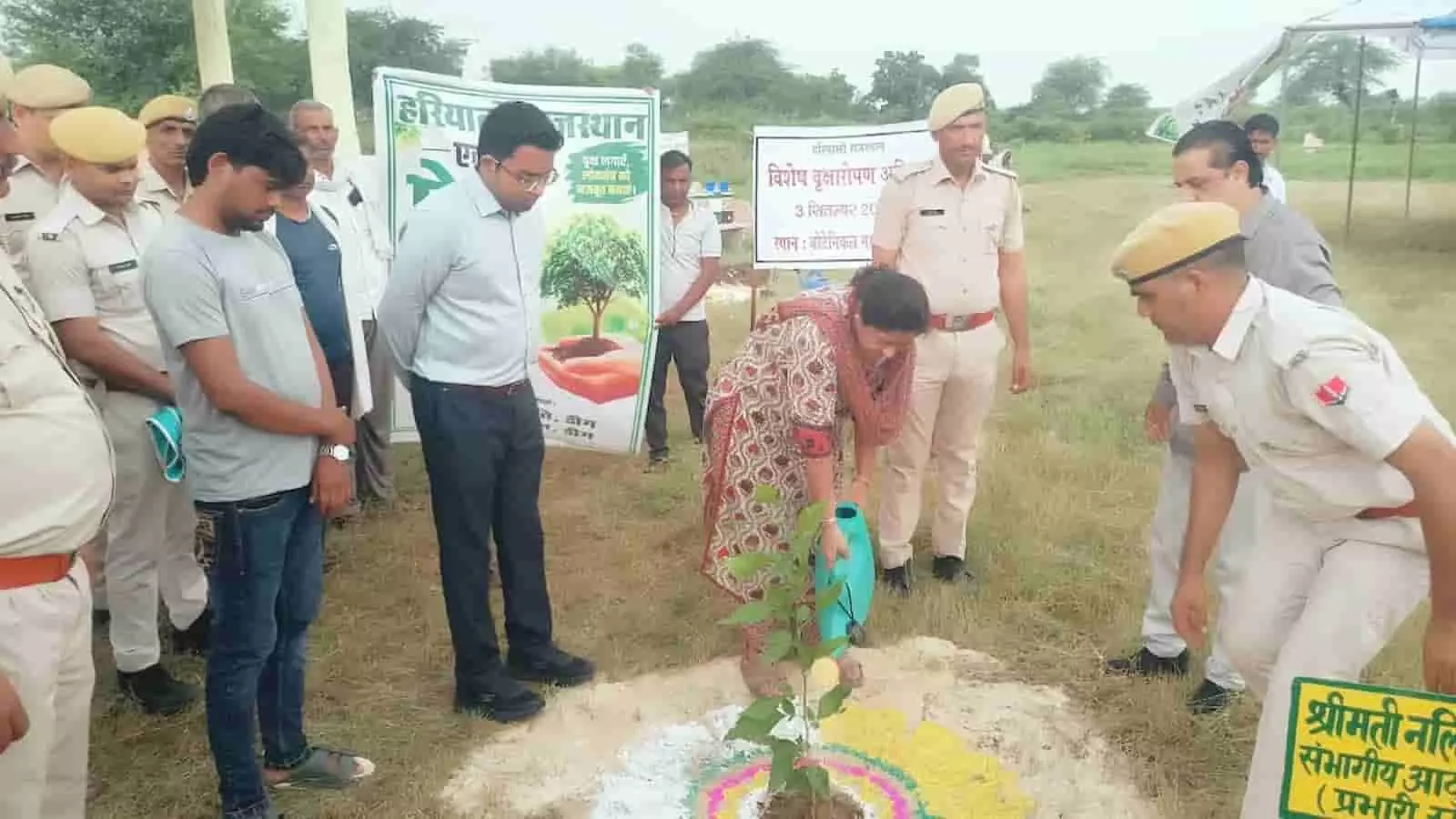 तस्वीर में डीग के बोटेनिकल गार्डन में पौधारोपण अभियान के दौरान पौधे को पानी देती महिला और अधिकारी दिख रहे हैं। तस्वीर में डीग के बोटेनिकल गार्डन में पौधारोपण अभियान के दौरान पौधे को पानी देती महिला और अधिकारी दिख रहे हैं।