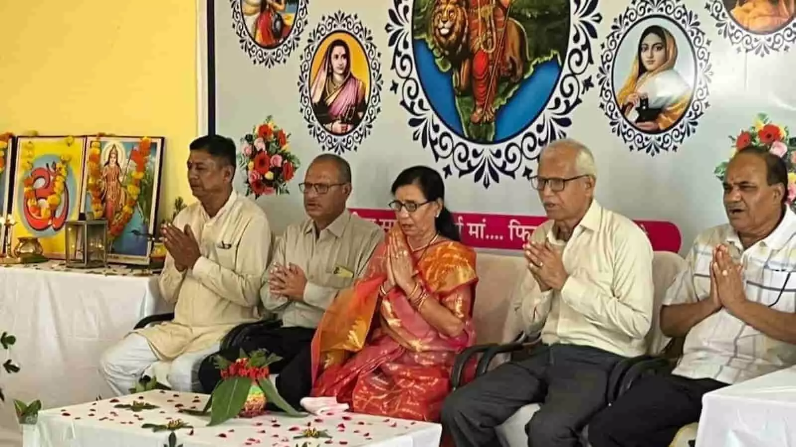 तस्वीर में दिख रही महिला और पुरुष कुर्सी पर बैठकर हाथ जोड़कर प्रार्थना कर रहे हैं। तस्वीर में दिख रही महिला और पुरुष कुर्सी पर बैठकर हाथ जोड़कर प्रार्थना कर रहे हैं।