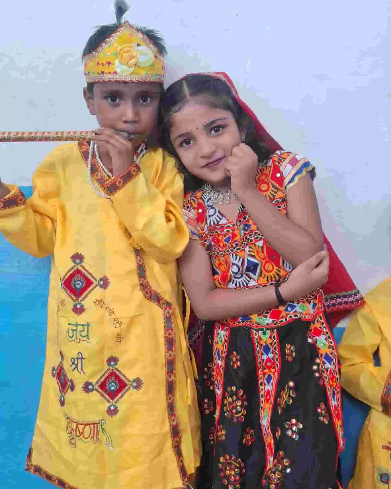 तस्वीर में बाएं ओर बालक कृष्ण और दाएं ओर बालिका राधा के परिधान में पोज दे रहे हैं। तस्वीर में बाएं ओर बालक कृष्ण और दाएं ओर बालिका राधा के परिधान में पोज दे रहे हैं।