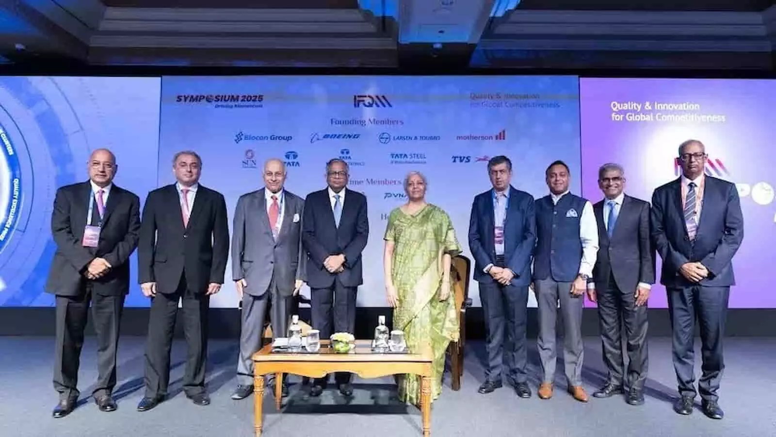 नई दिल्ली में आयोजित आईएफक्यूएम सिम्पोजियम के मंच पर खड़े उद्योग जगत के नेता और गणमान्य व्यक्ति। नई दिल्ली में आयोजित आईएफक्यूएम सिम्पोजियम के मंच पर खड़े उद्योग जगत के नेता और गणमान्य व्यक्ति।