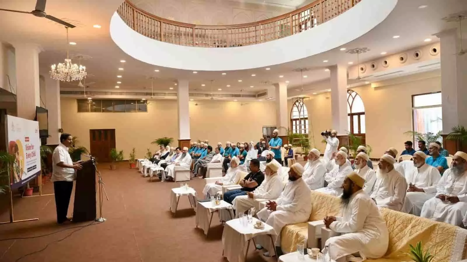 तस्वीर में कोलकाता के बुरहानी कॉम्प्लेक्स में आयोजित कार्यक्रम के दौरान बैठे लोग नजर आ रहे हैं। तस्वीर में कोलकाता के बुरहानी कॉम्प्लेक्स में आयोजित कार्यक्रम के दौरान बैठे लोग नजर आ रहे हैं।