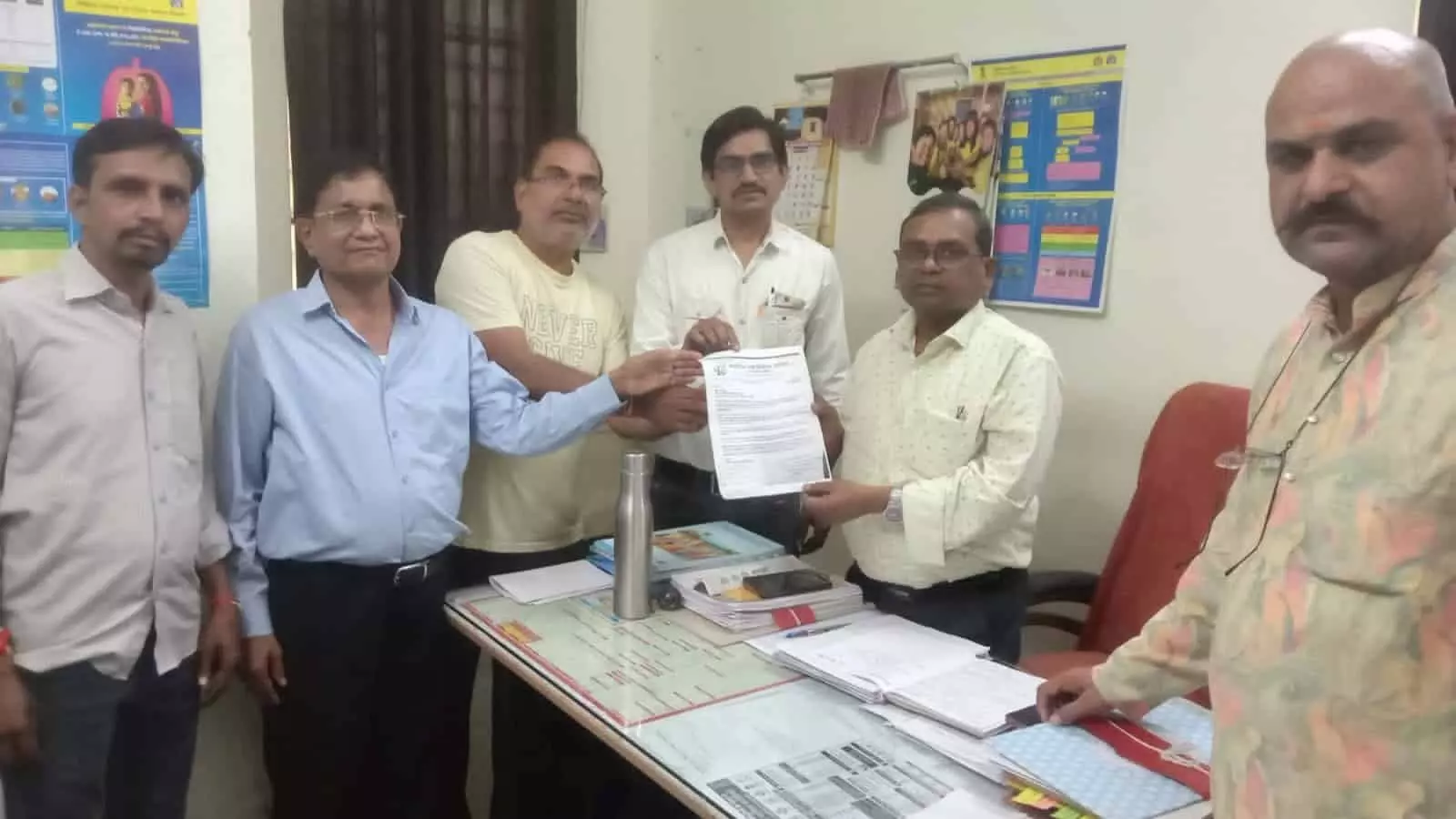 तस्वीर में दवा विक्रेता समिति के सदस्य एक अधिकारी को बारां कार्यालय में ज्ञापन सौंप रहे हैं। तस्वीर में दवा विक्रेता समिति के सदस्य एक अधिकारी को बारां कार्यालय में ज्ञापन सौंप रहे हैं।