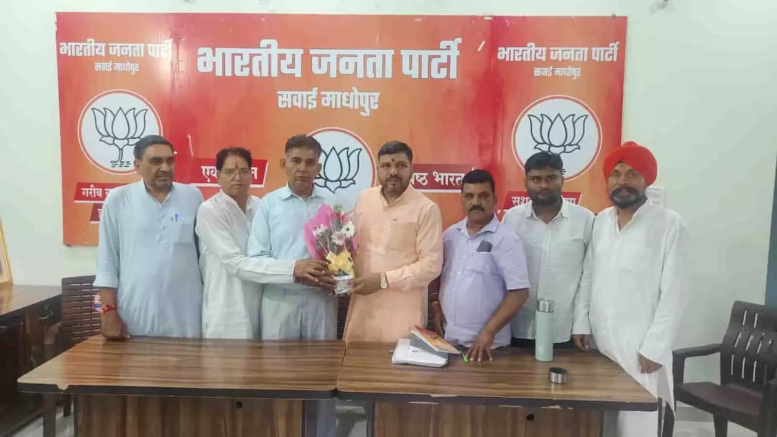 तस्वीर में भाजपा कार्यालय में मदन प्रजापत अन्य नेताओं के साथ गुलदस्ता भेंट करते दिख रहे हैं। तस्वीर में भाजपा कार्यालय में मदन प्रजापत अन्य नेताओं के साथ गुलदस्ता भेंट करते दिख रहे हैं।