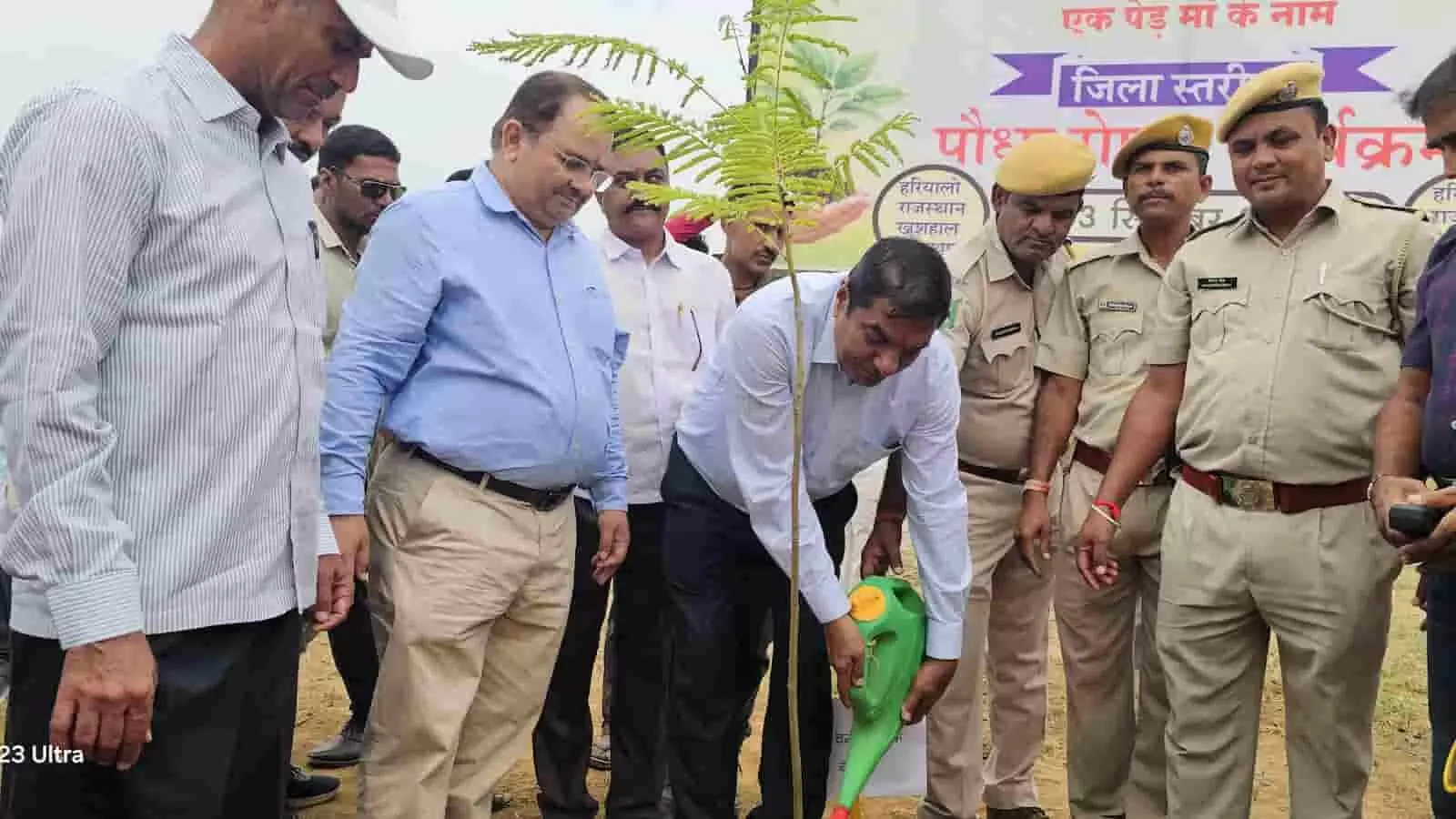 वर में आयोजित कार्यक्रम के दौरान एक पौधे में हरे डिब्बे से पानी डालते प्रशासनिक अधिकारी। वर में आयोजित कार्यक्रम के दौरान एक पौधे में हरे डिब्बे से पानी डालते प्रशासनिक अधिकारी।