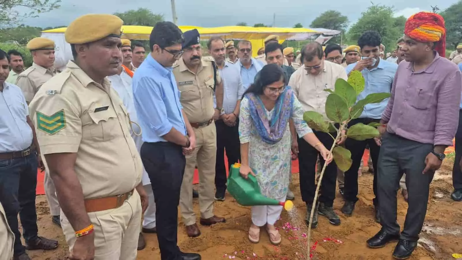 तस्वीर में एक महिला अधिकारी बीजलपुर नर्सरी में खड़े छोटे पौधे को पानी देती नजर आ रही हैं। तस्वीर में एक महिला अधिकारी बीजलपुर नर्सरी में खड़े छोटे पौधे को पानी देती नजर आ रही हैं।