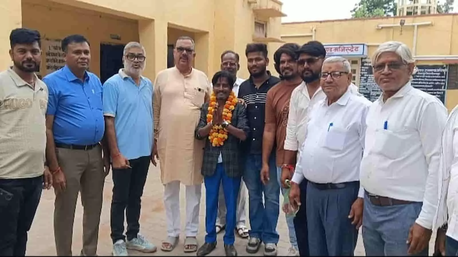 तस्वीर में गंगापुर नगरपालिका चुनाव के कई उम्मीदवार और समर्थक कार्यालय के बाहर खड़े दिखाई दे रहे हैं। तस्वीर में गंगापुर नगरपालिका चुनाव के कई उम्मीदवार और समर्थक कार्यालय के बाहर खड़े दिखाई दे रहे हैं।
