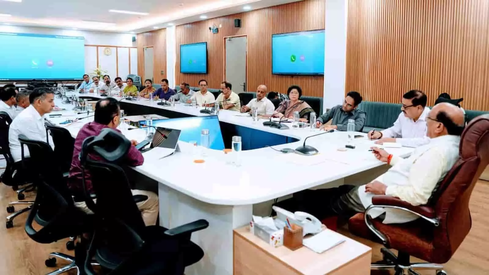 तस्वीर में स्वास्थ्य मंत्री सुबोध उनियाल और अधिकारी एक बड़े सम्मेलन कक्ष में बैठक करते दिख रहे हैं। तस्वीर में स्वास्थ्य मंत्री सुबोध उनियाल और अधिकारी एक बड़े सम्मेलन कक्ष में बैठक करते दिख रहे हैं।