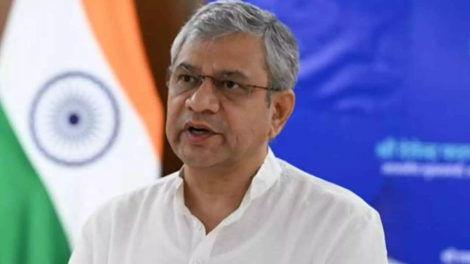 तस्वीर में केंद्रीय रेल मंत्री अश्विनी वैष्णव मीडिया को संबोधित करते हुए दिख रहे हैं। तस्वीर में केंद्रीय रेल मंत्री अश्विनी वैष्णव मीडिया को संबोधित करते हुए दिख रहे हैं।