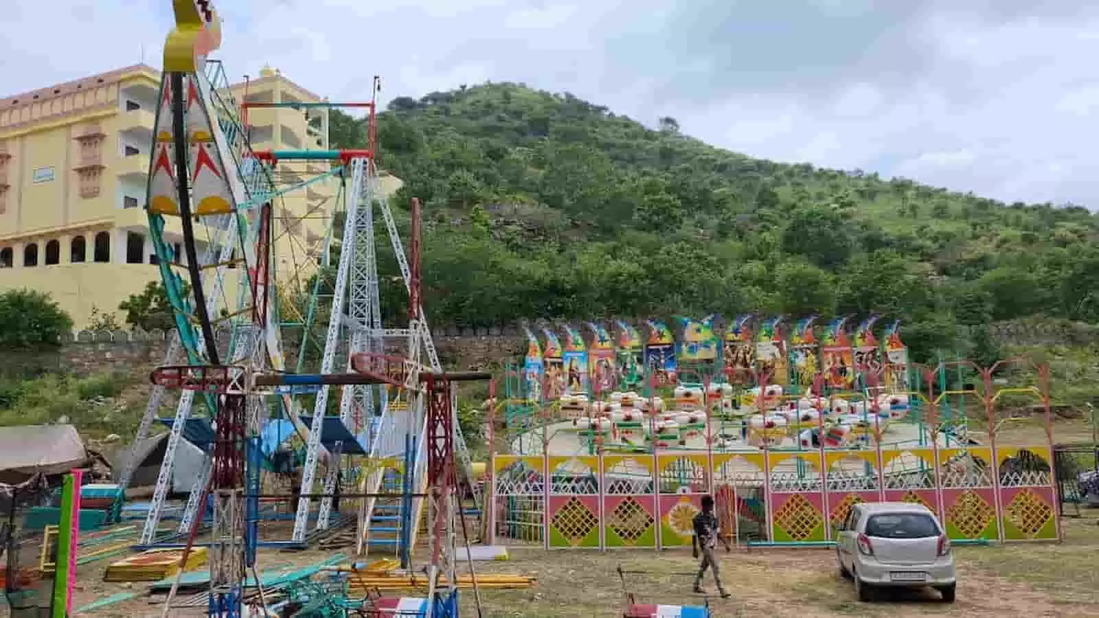 तस्वीर में प्रताप गौरव केन्द्र के द्वार पर लगे जन्माष्टमी मेले के पोस्टर और बैनर दिखाई दे रहे। तस्वीर में प्रताप गौरव केन्द्र के द्वार पर लगे जन्माष्टमी मेले के पोस्टर और बैनर दिखाई दे रहे।