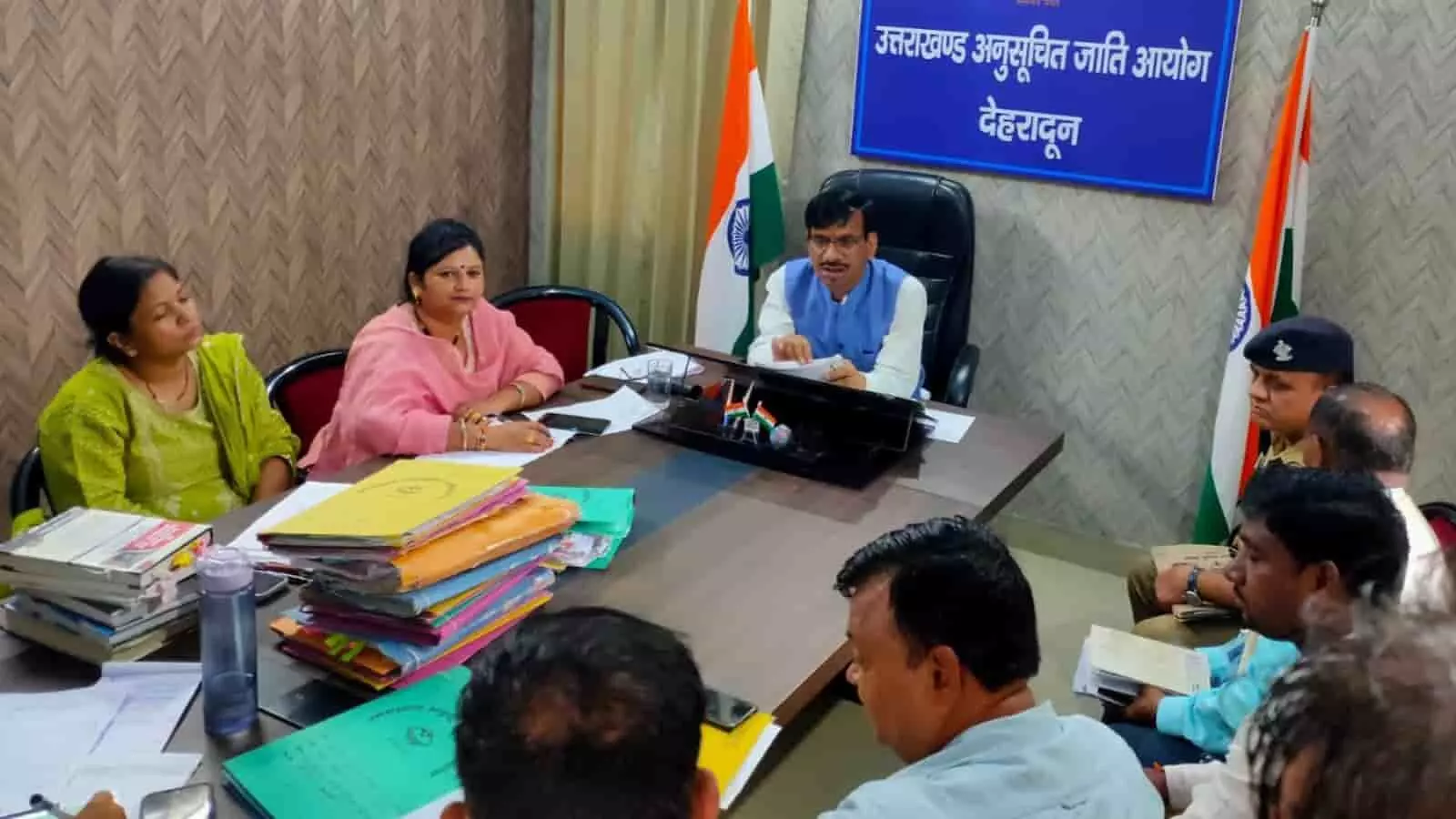 तस्वीर में बाईं ओर महिलाएं, मध्य में अध्यक्ष और दाईं ओर अधिकारी बैठक में शामिल हैं। तस्वीर में बाईं ओर महिलाएं, मध्य में अध्यक्ष और दाईं ओर अधिकारी बैठक में शामिल हैं।