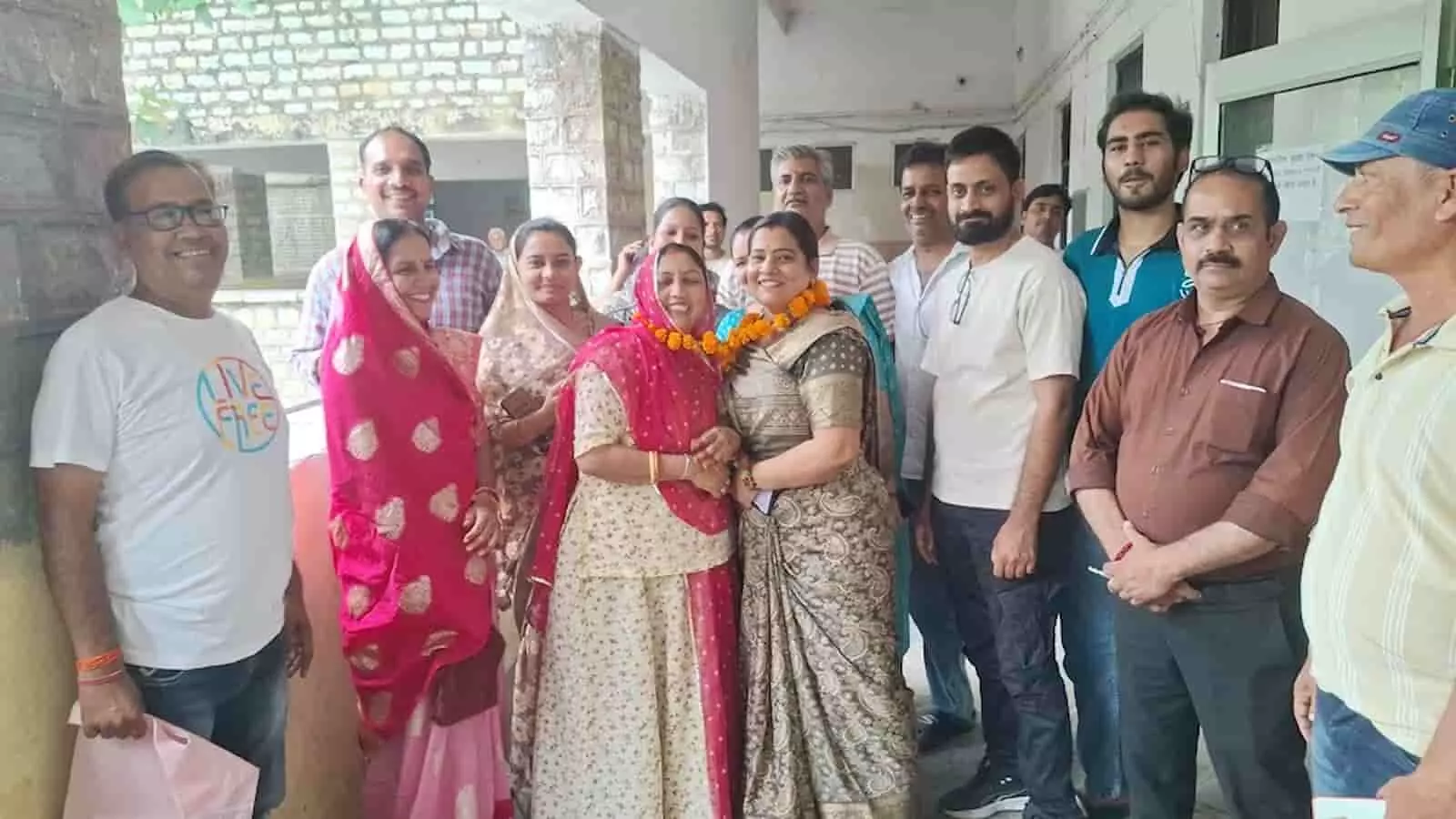 तस्वीर में चित्तौड़गढ़ नगर निकाय चुनाव के उम्मीदवार और उनके समर्थक कार्यालय के बाहर खड़े दिखाई दे रहे हैं। तस्वीर में चित्तौड़गढ़ नगर निकाय चुनाव के उम्मीदवार और उनके समर्थक कार्यालय के बाहर खड़े दिखाई दे रहे हैं।